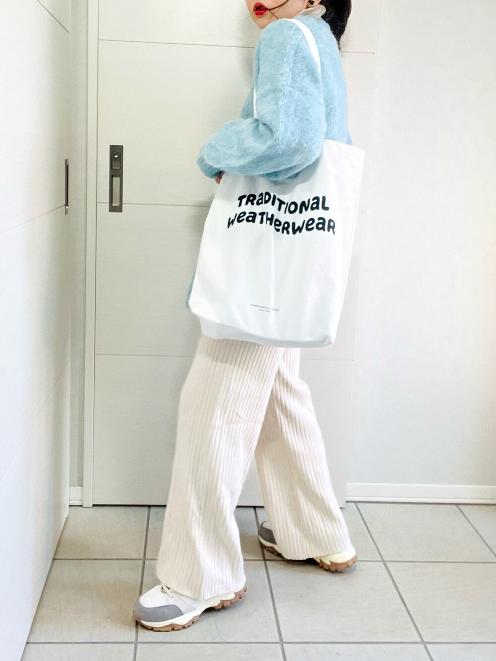 ブルー系のカーディガン/ボレロ、ホワイト系のニット/セーター、ホワイト系のその他パンツを着用したレディースの冬コーディネートの4枚目の写真