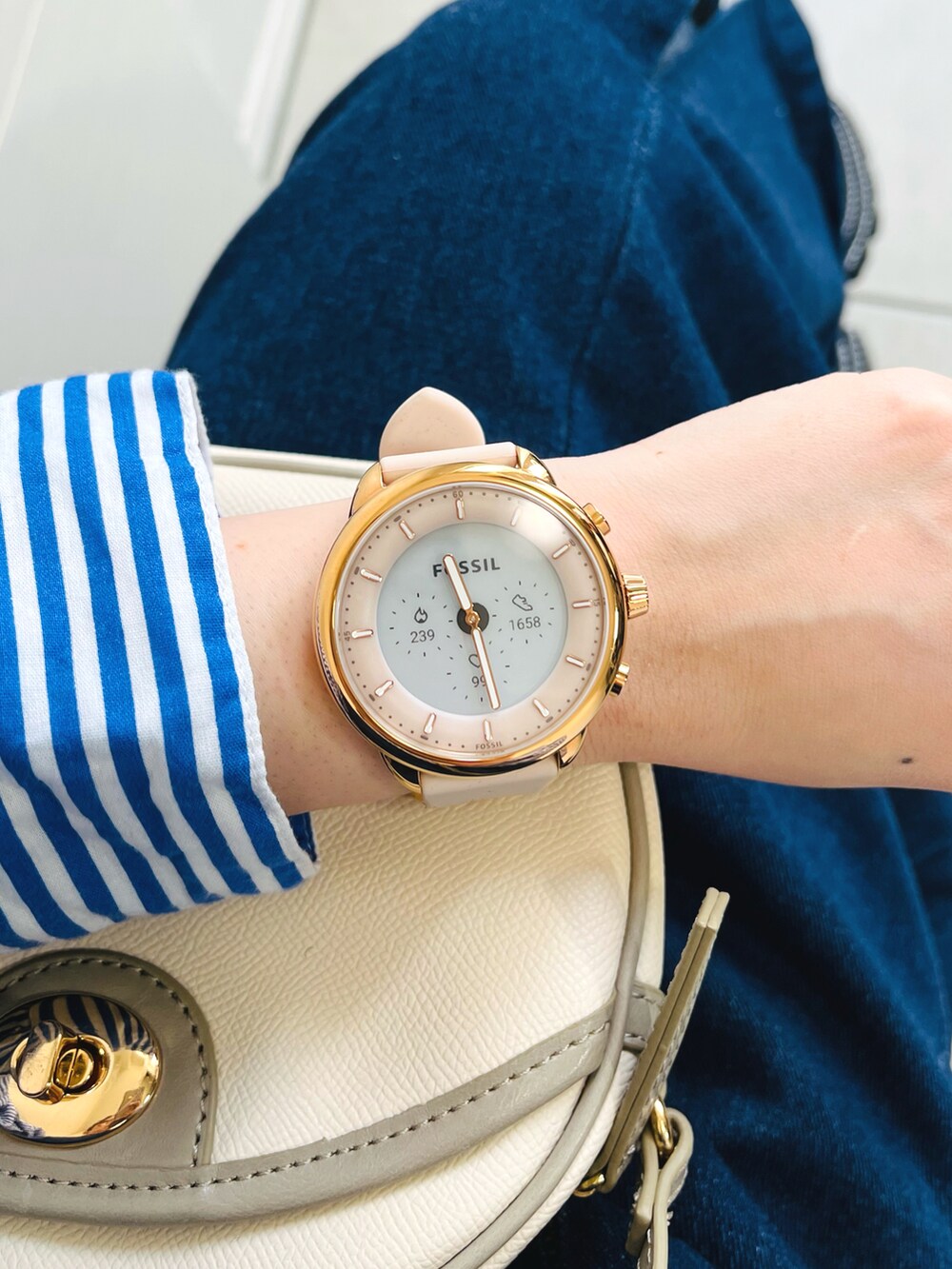 ブルー系のシャツ/ブラウス、ブルー系のワンピース、ブラック系のローファーを着用したレディースの春コーディネートの2枚目の写真