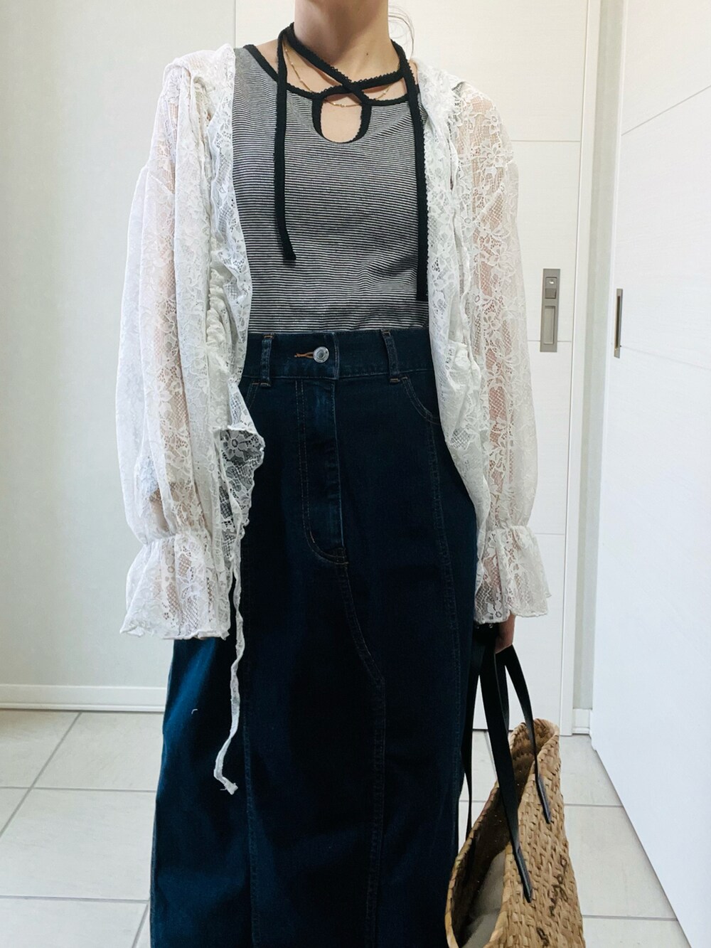 ホワイト系のTシャツ/カットソー、ブラック系のタンクトップ、ブルー系のデニムスカートを着用したレディースの夏コーディネートの2枚目の写真
