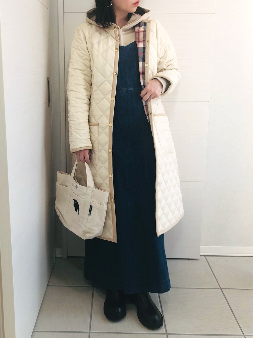 ホワイト系のノーカラーコート、ブルー系のセットアップ、ブラック系のブーツを着用したレディースの秋コーディネートの2枚目の写真