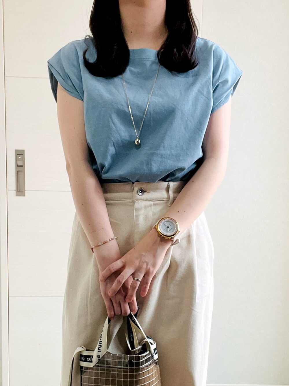 ブルー系のTシャツ/カットソー、ホワイト系のデニムパンツ、ブラック系のサンダルを着用したレディースの夏コーディネートの3枚目の写真