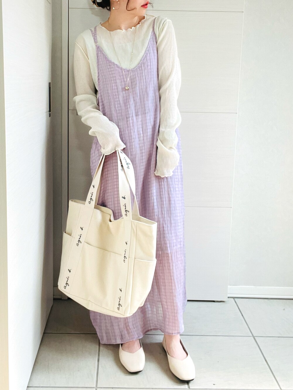 パープル系のワンピース、ホワイト系のバレエシューズ、ベージュ系のトートバッグを着用したレディースの春コーディネートの4枚目の写真