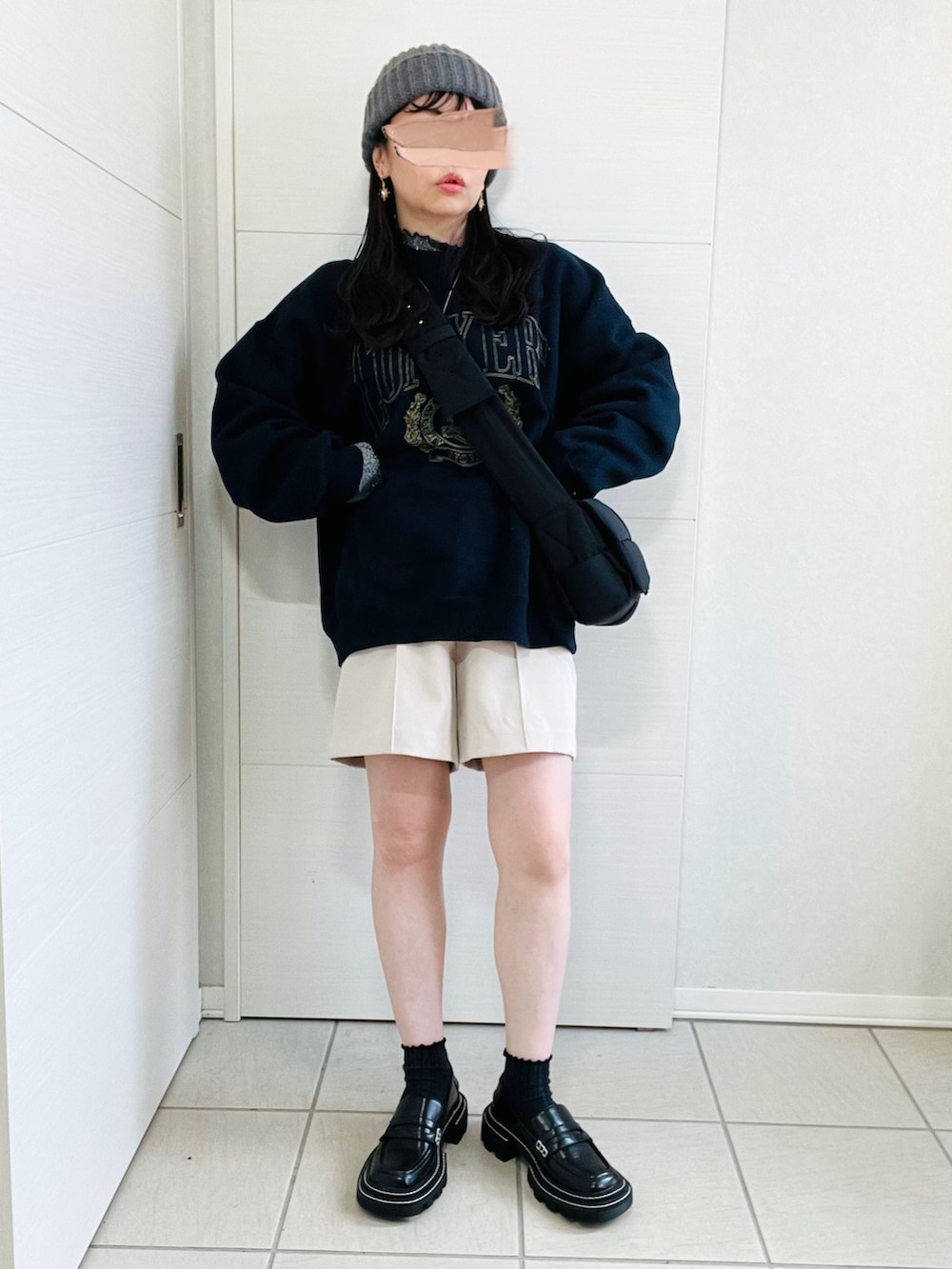 ブルー系のスウェット、グレー系のTシャツ/カットソー、ホワイト系のスラックスを着用したレディースの秋コーディネートの2枚目の写真