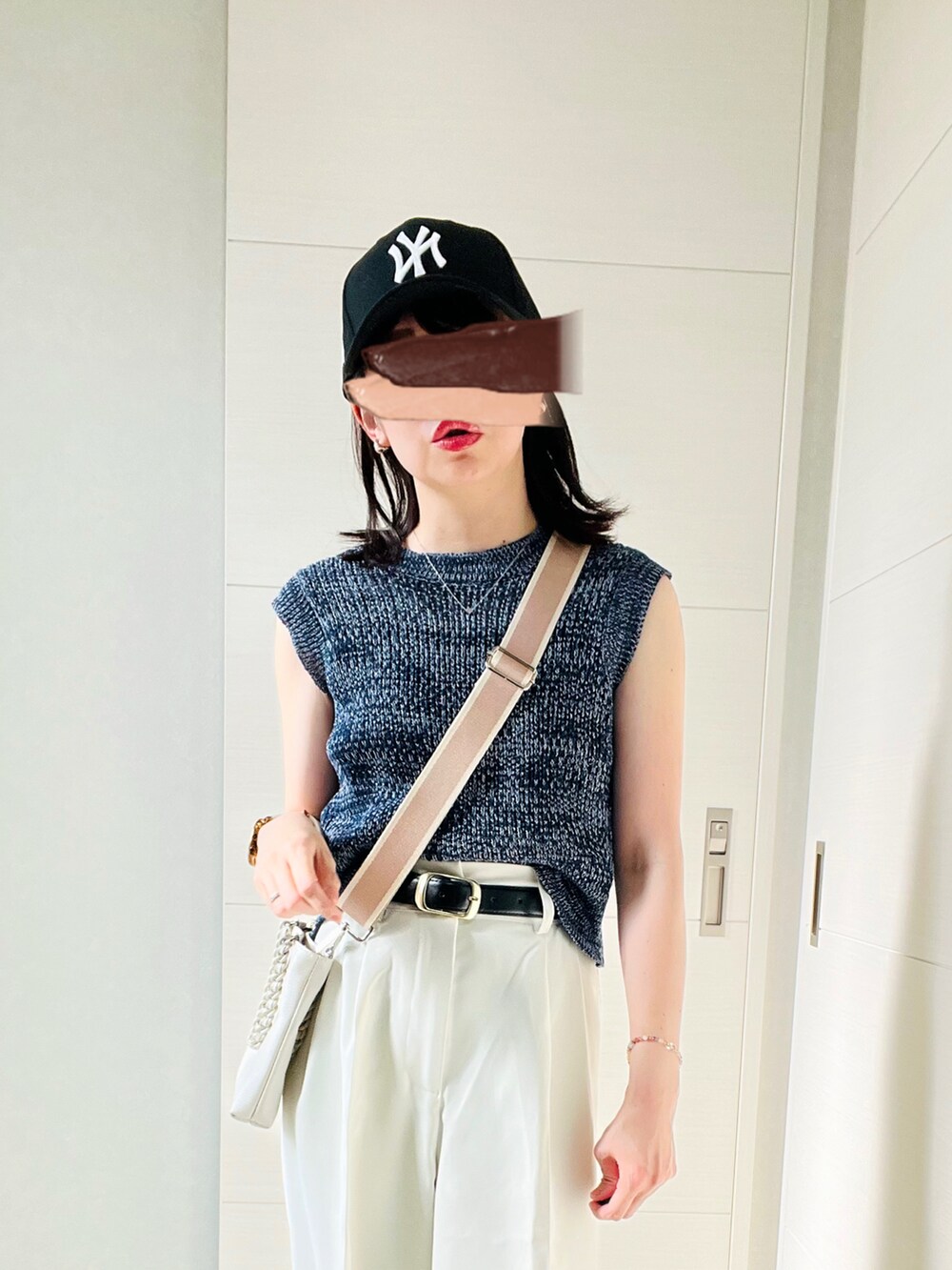 ブルー系のその他トップス、ホワイト系のスラックス、ブラック系のスニーカーを着用したレディースの夏コーディネートの4枚目の写真