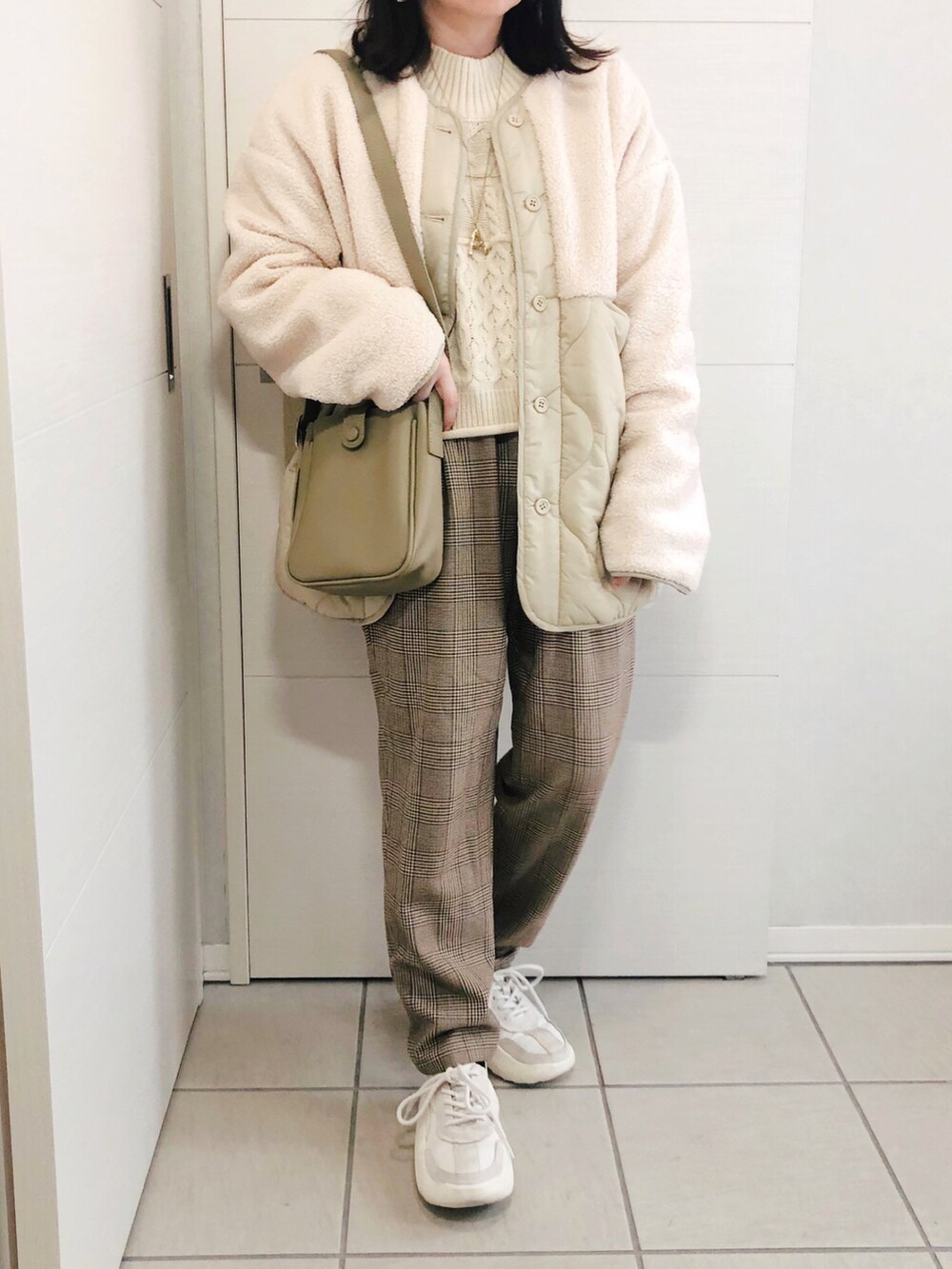 ホワイト系のその他アウター、その他のその他パンツ、ホワイト系のスニーカーを着用したレディースの冬コーディネートの2枚目の写真