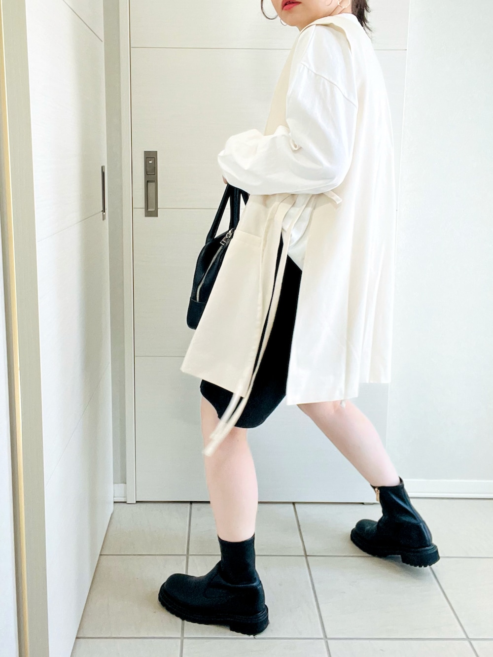「大人カジュアル、モノトーン、モノトーンコーデ、パンツスタイル、オトナ女子、ベスト、ハーフパンツ、プリントT、ロンT、カジュアル、シンプルコーデ、低身長、低身長コーデ、低身長女子、春コーデ」|「apres jour mignonのアソートプリントロンT【ZOZOTOWN限定アイテム】(Tシャツ/カットソー、ホワイト系)」を使った、❁⃘asa❁⃘さん(レディース・150cm)の春コーディネートの4枚目の写真