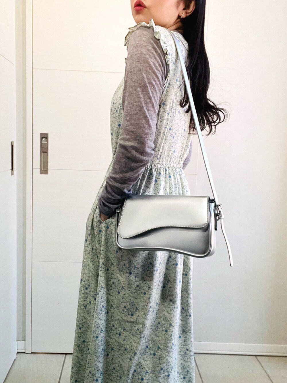 グリーン系のワンピース、グレー系のTシャツ/カットソー、グリーン系のベストを着用したレディースの冬コーディネートの3枚目の写真