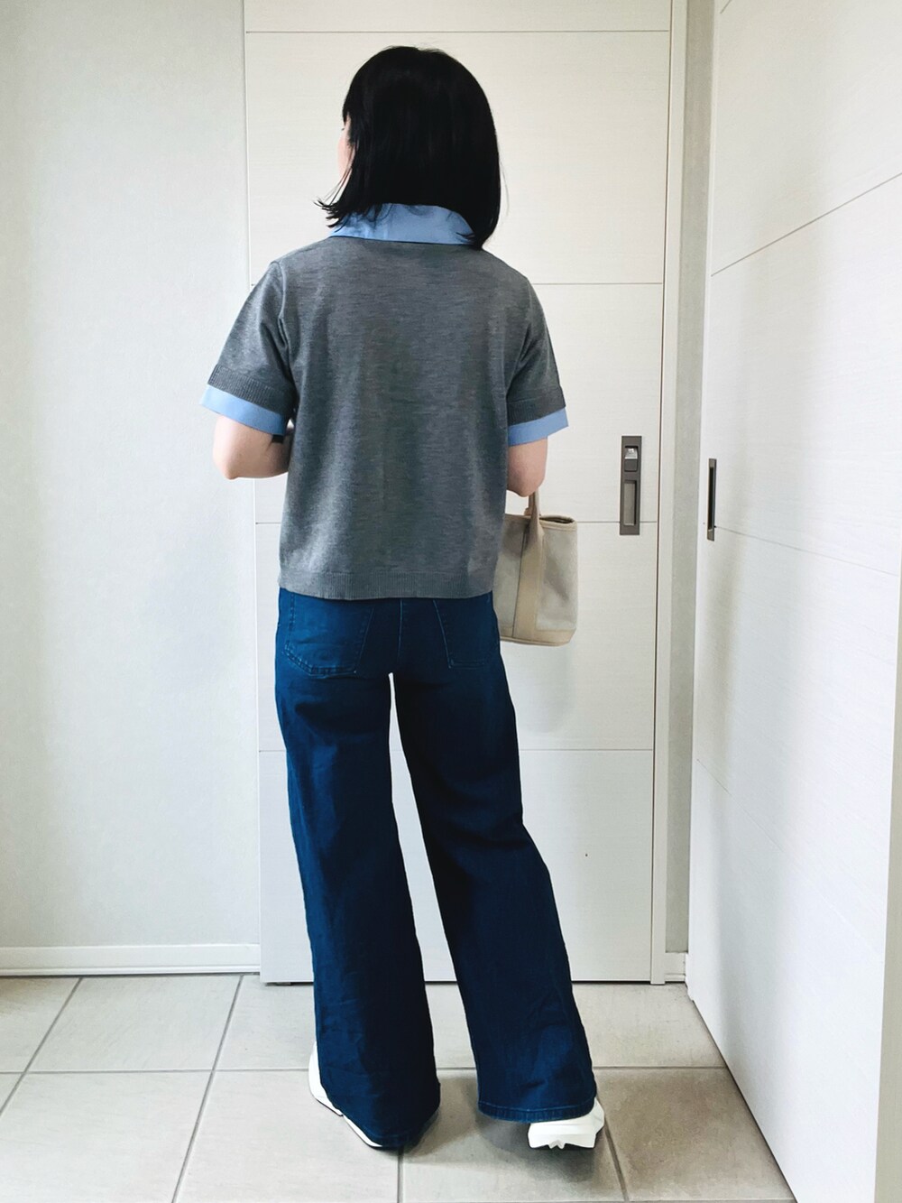 ホワイト系のスニーカー、グレー系のカーディガン/ボレロ、ホワイト系のトートバッグを着用したレディースの夏コーディネートの4枚目の写真
