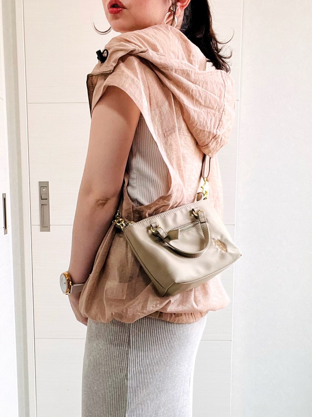 ベージュ系のシャツ/ブラウス、ベージュ系のスカート、グレー系のサンダルを着用したレディースの夏コーディネートの3枚目の写真