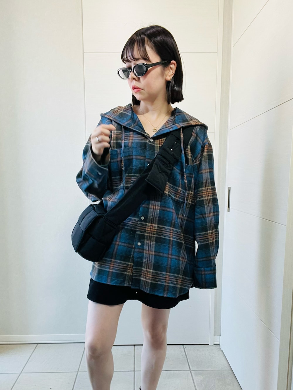 ブルー系のシャツ/ブラウス、ブラック系のその他パンツ、ブラック系のローファーを着用したレディースの秋コーディネートの3枚目の写真