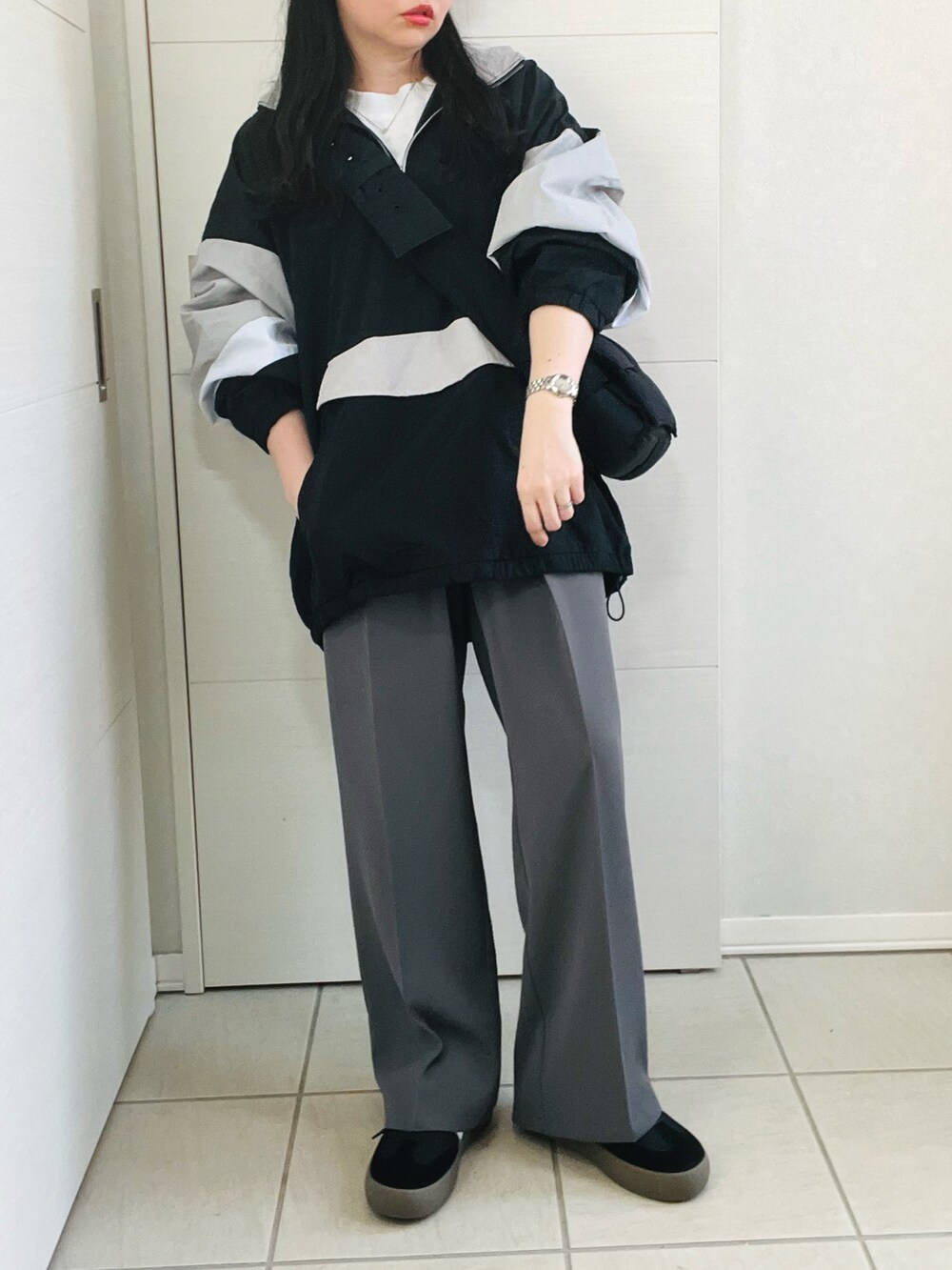 「大人カジュアル、シンプルコーデ、春服コーデ、オトナ女子、モノトーン、ストリート、カジュアルコーデ、confirm、コンファーム、ILL'S、イルズ、ゆるコーデ、低身長、低身長コーデ、低身長女子」｜「ILL'Sの24SS ビッグシルエット トラックジャケット ナイロンブルゾン ハーフジップアノラックプルオーバー 【ILL'S】（ナイロンジャケット、ブラック系）」を使った、❁⃘asa❁⃘さん（レディース・150cm）の冬コーディネートの5枚目の写真