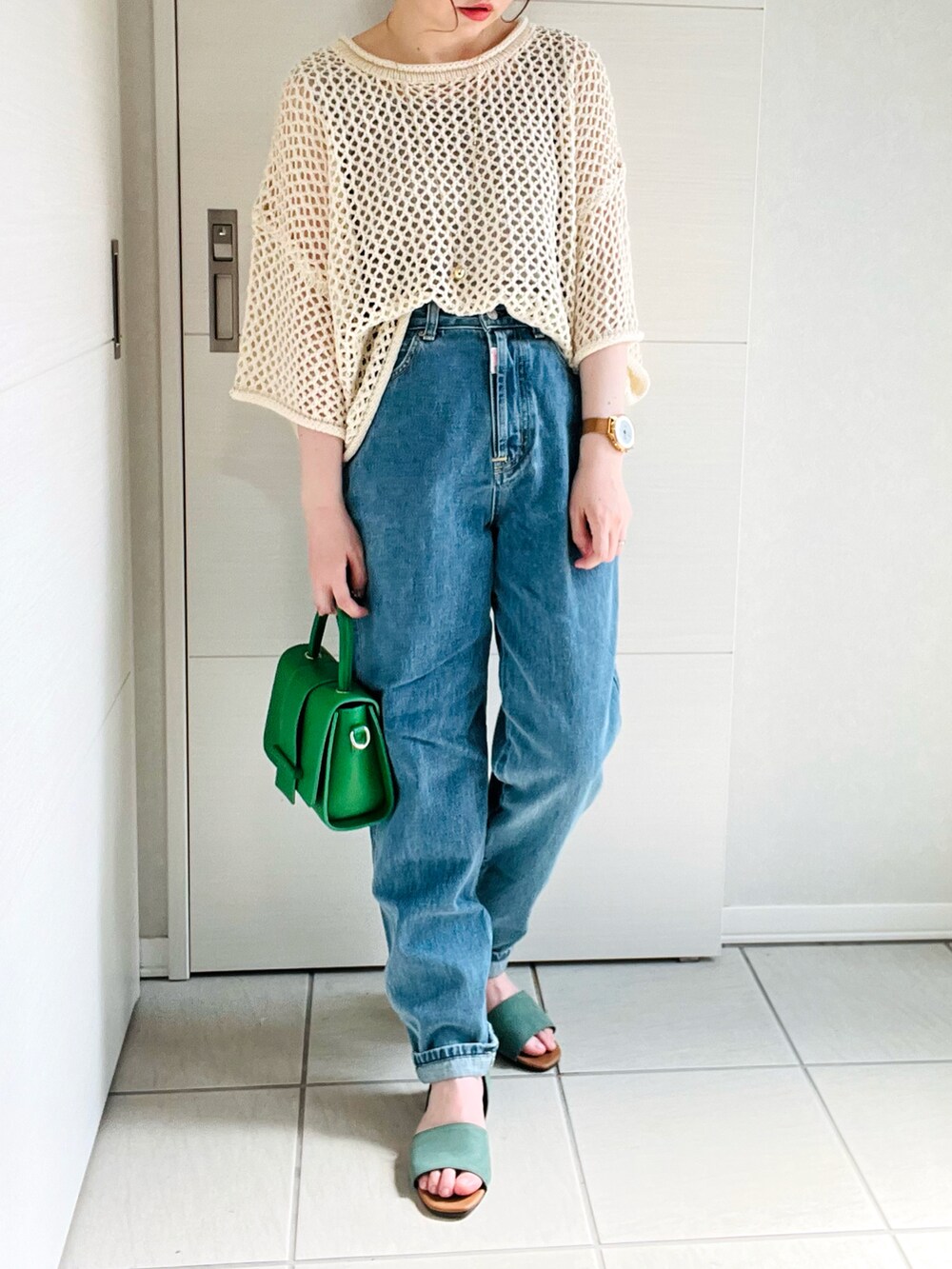 ホワイト系のニット/セーター、ブルー系のデニムパンツ、グリーン系のサンダルを着用したレディースの夏コーディネートの3枚目の写真