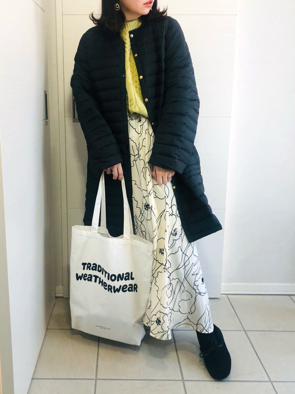 「カジュアルコーデ、オトナカジュアル、低身長、低身長コーデ、低身長女子、大人コーデ、冬、Traditional Weatherwear、トラディショナルウェザーウエア、TWW、冬アウター、花柄スカート、モカシン、ロゴトート、ニット」|「Traditional WeatherwearのARKLEY LONG DOWN PACKABLE/アークリー ロングダウン パッカブル(ダウンジャケット/コート、ブラック系)」を使った、❁⃘asa❁⃘さん(レディース・150cm)の冬コーディネートの3枚目の写真