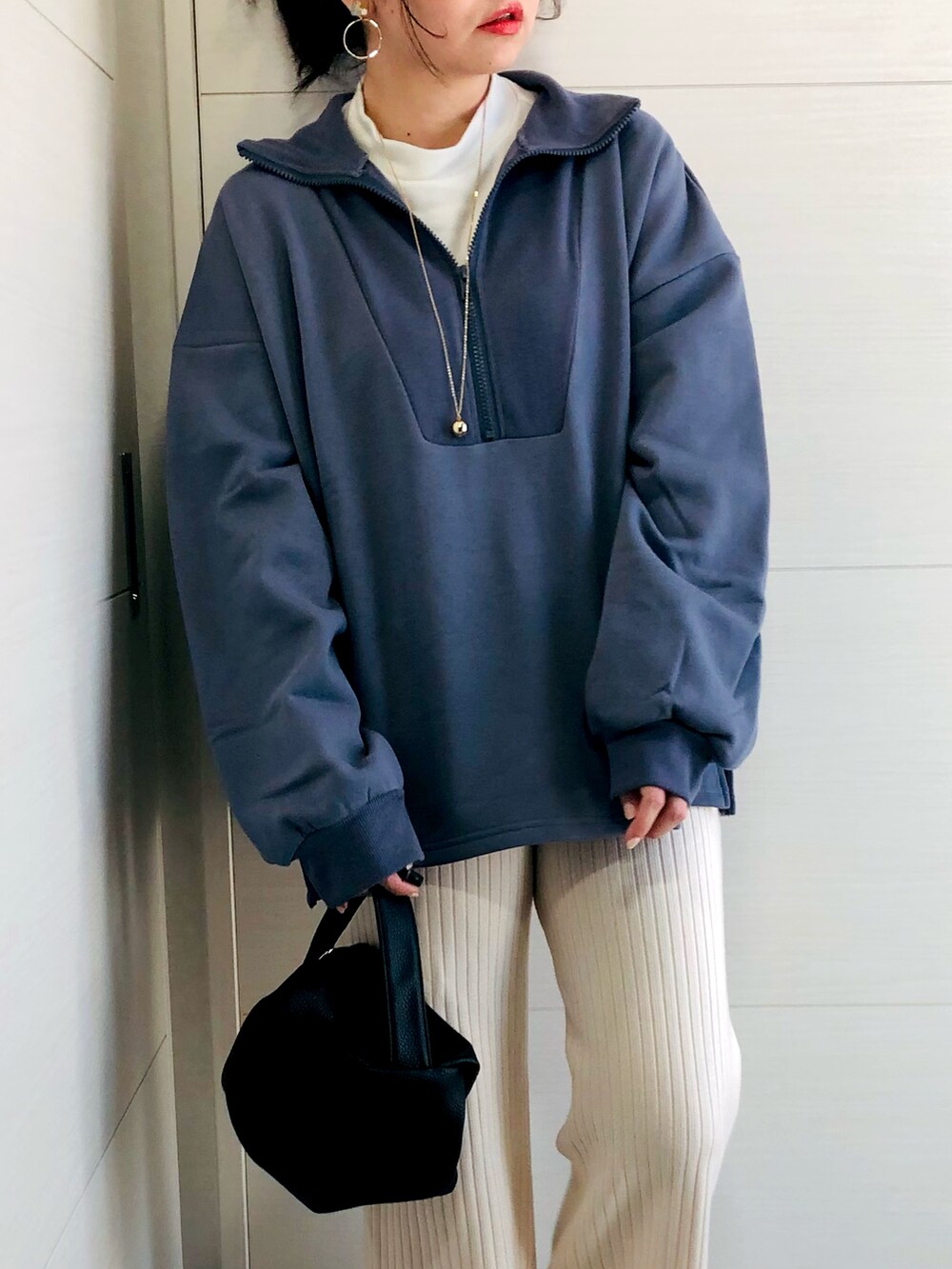 ブルー系のスウェット、ホワイト系のその他パンツ、ホワイト系のスニーカーを着用したレディースの冬コーディネートの3枚目の写真