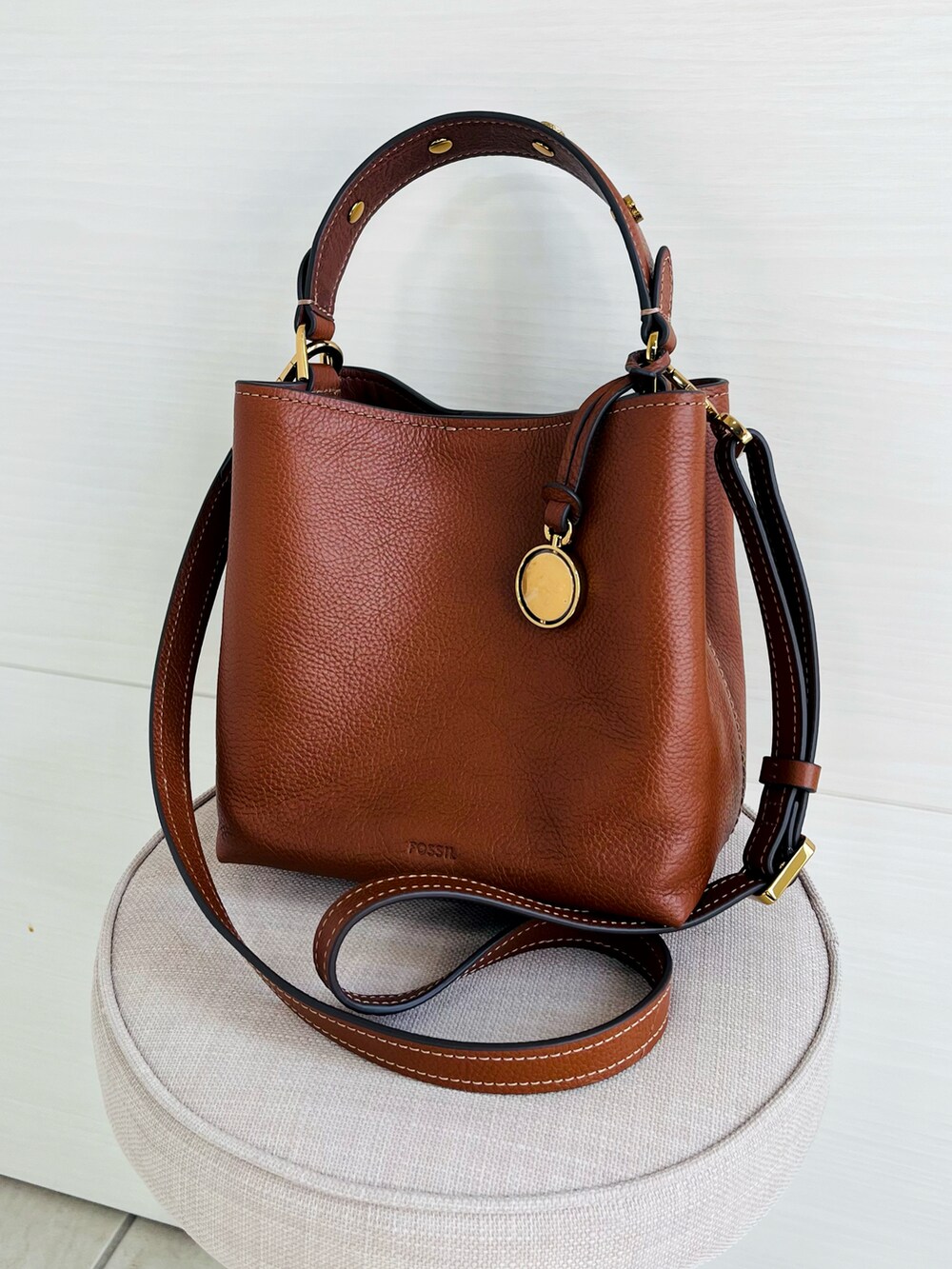 ブラウン系のショルダーバッグ、ベージュ系のニット/セーター、ホワイト系のスカートを着用したレディースの秋コーディネートの4枚目の写真