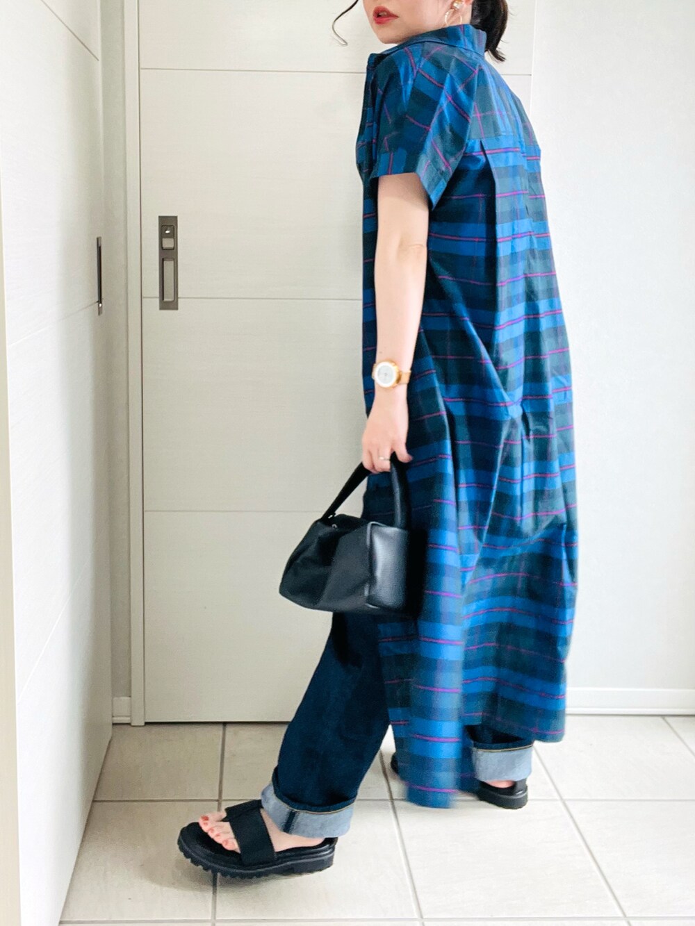 ブルー系のワンピース、ホワイト系のTシャツ/カットソー、ブルー系のデニムパンツを着用したレディースの夏コーディネートの4枚目の写真
