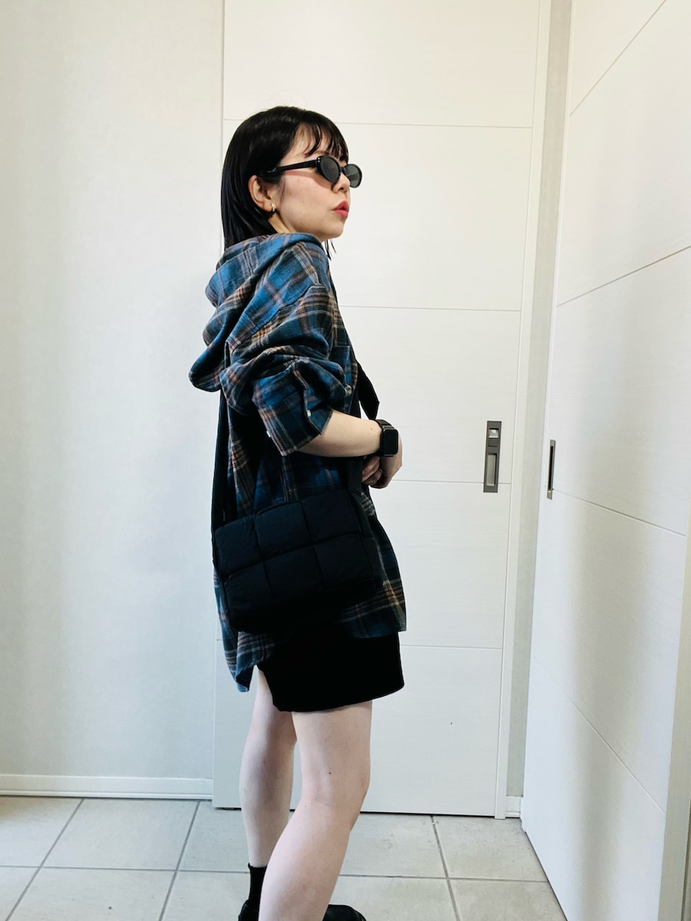 ブルー系のシャツ/ブラウス、ブラック系のその他パンツ、ブラック系のローファーを着用したレディースの秋コーディネートの2枚目の写真