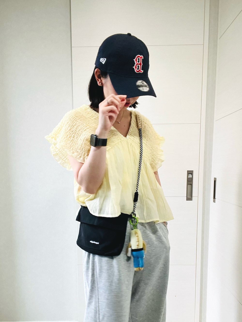 グレー系のスウェットパンツ、ホワイト系のスニーカー、イエロー系のシャツ/ブラウスを着用したレディースの夏コーディネートの3枚目の写真