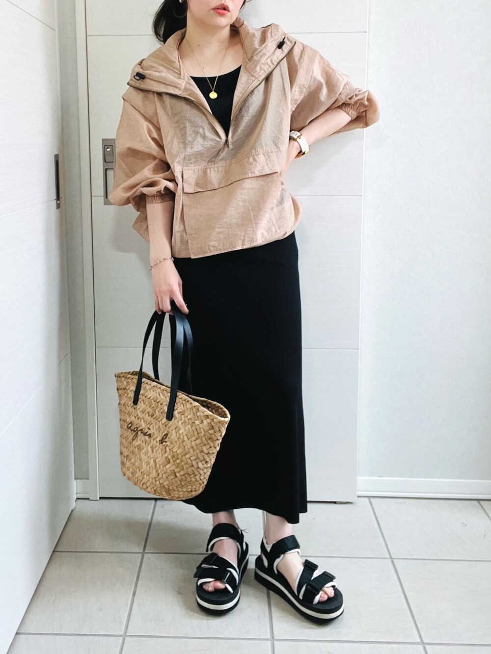 ベージュ系のシャツ/ブラウス、ブラック系のスカート、ブラック系のサンダルを着用したレディースの夏コーディネートの2枚目の写真