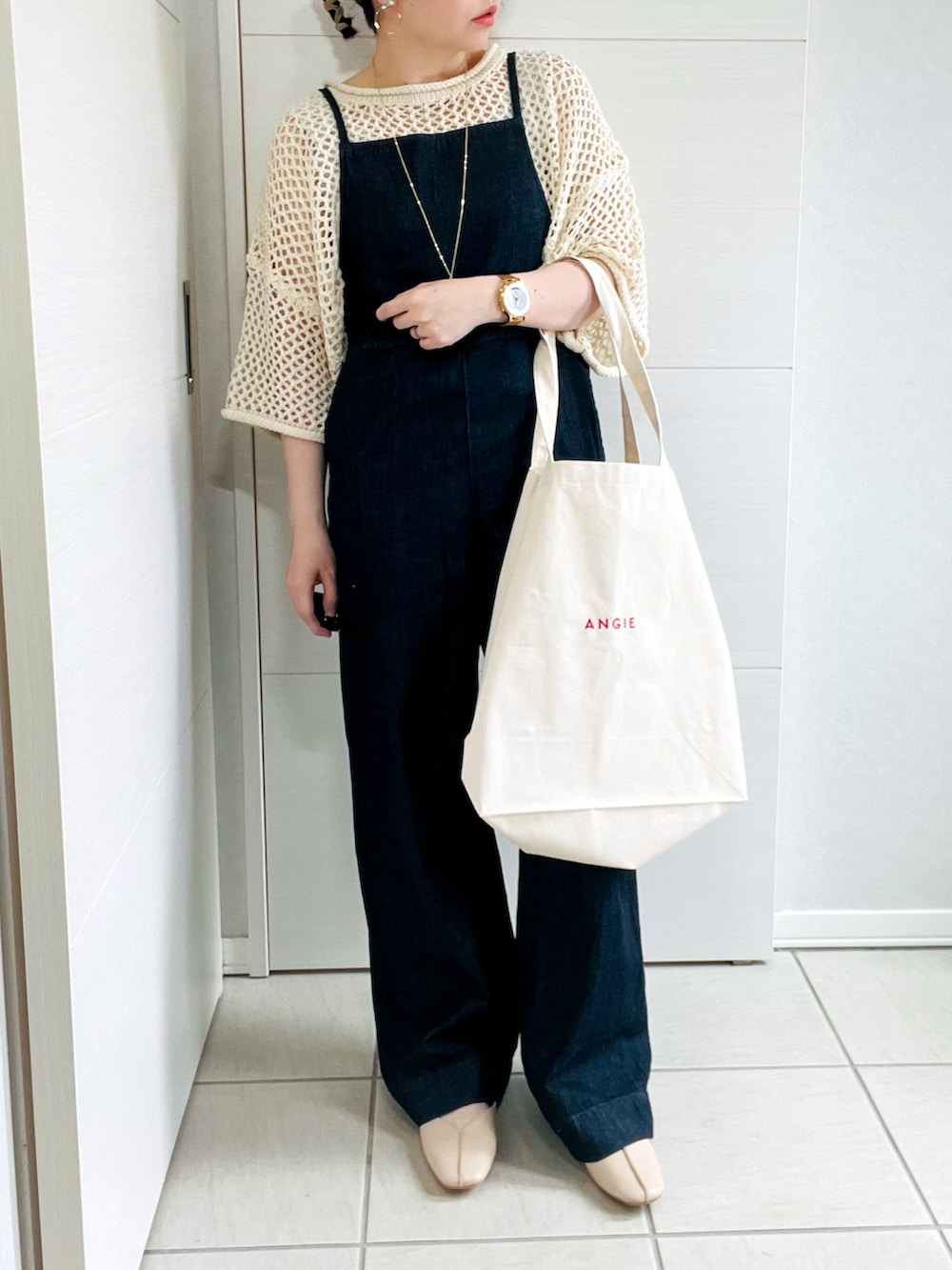 ホワイト系のニット/セーター、ブルー系のサロペット/オーバーオール、ベージュ系のパンプスを着用したレディースの春コーディネートの3枚目の写真