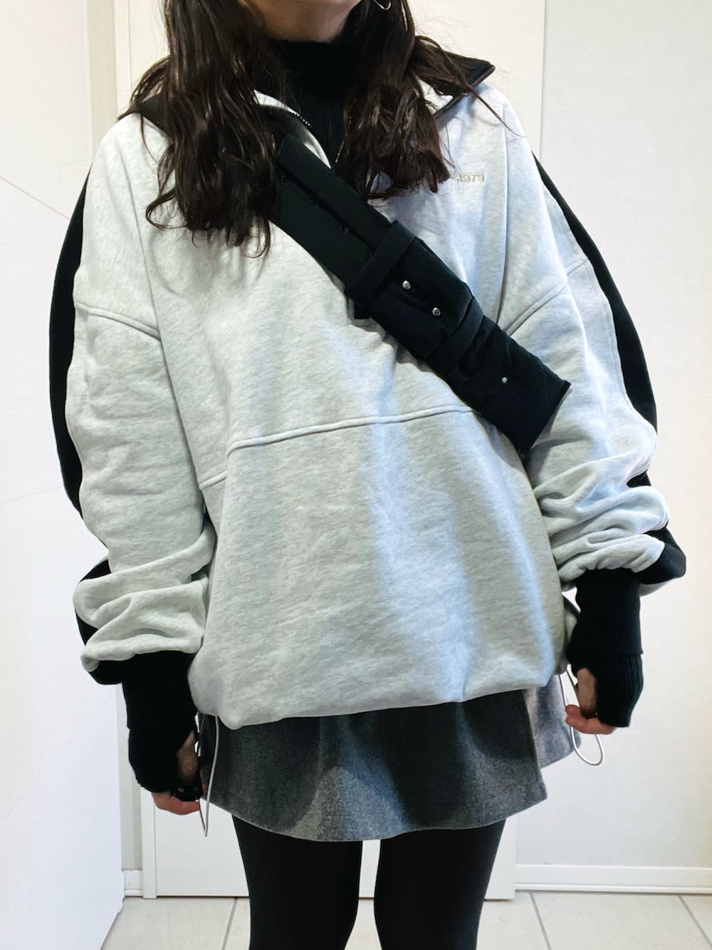 グレー系のスウェット、ブラック系のニット/セーター、グレー系のその他パンツを着用したレディースの冬コーディネートの2枚目の写真