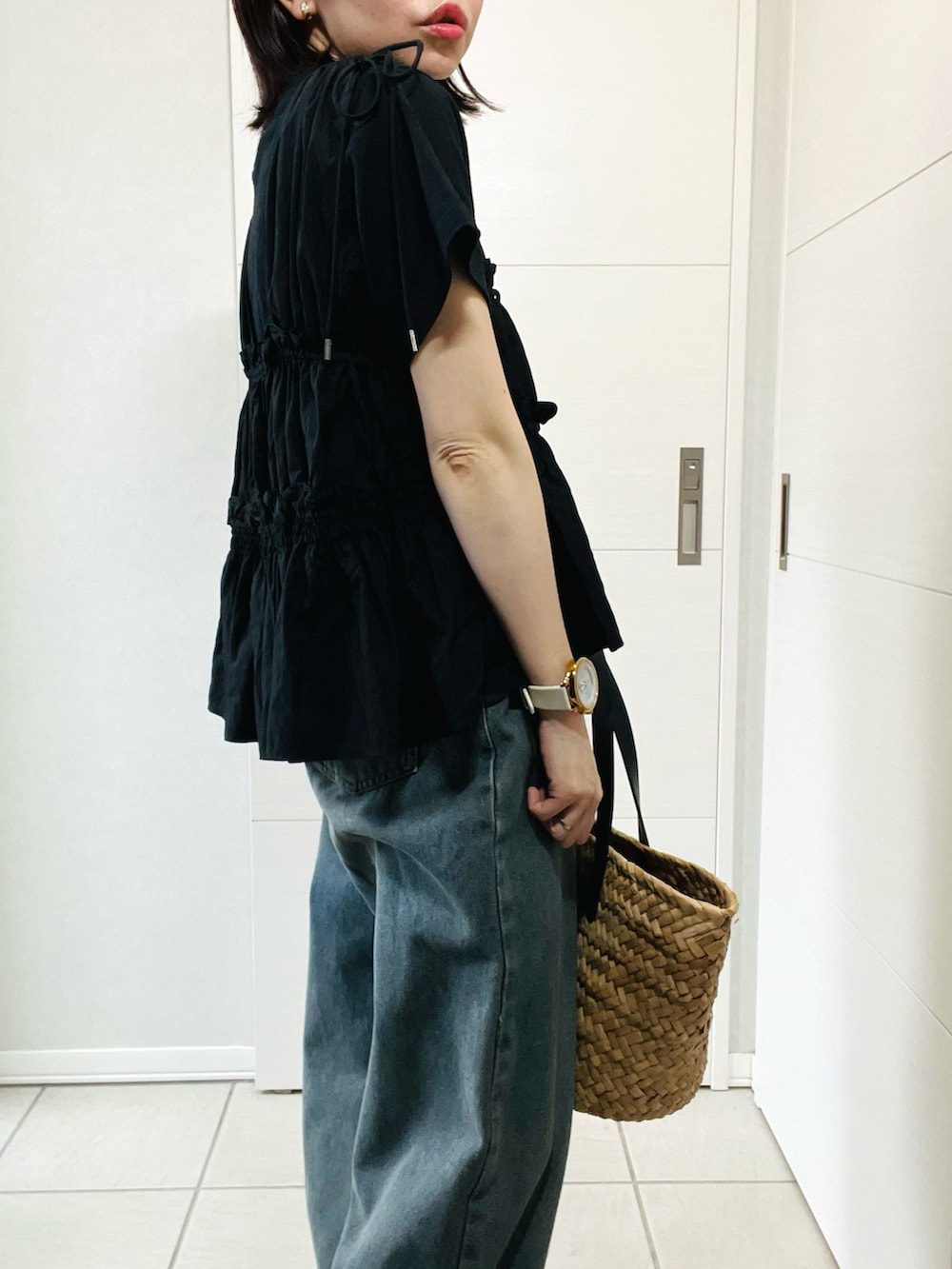 ブラック系のシャツ/ブラウス、ブラック系のTシャツ/カットソー、ブルー系のデニムパンツを着用したレディースの夏コーディネートの3枚目の写真