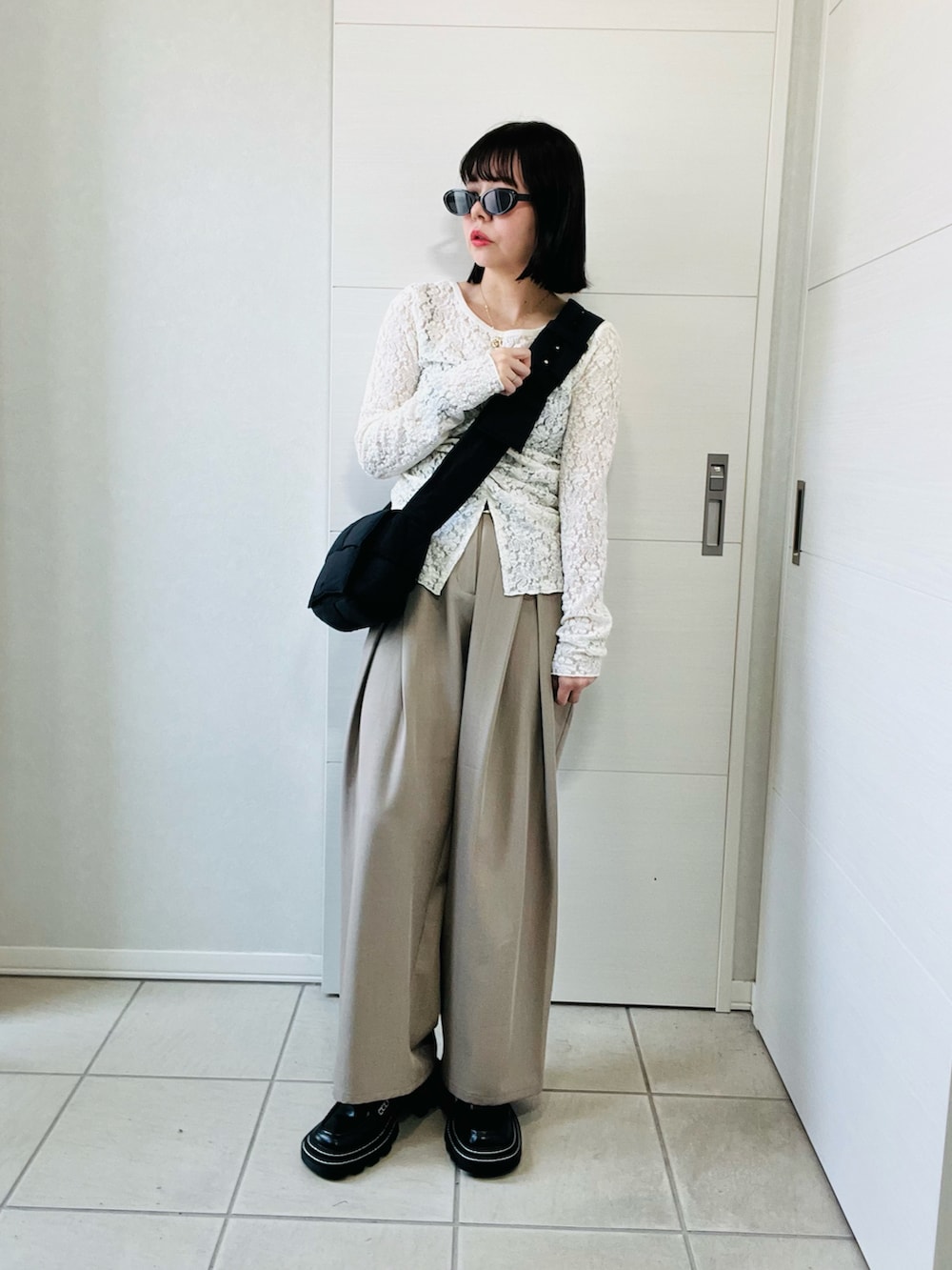 ホワイト系のシャツ/ブラウス、ベージュ系のその他パンツ、ブラック系のローファーを着用したレディースの秋コーディネートの5枚目の写真