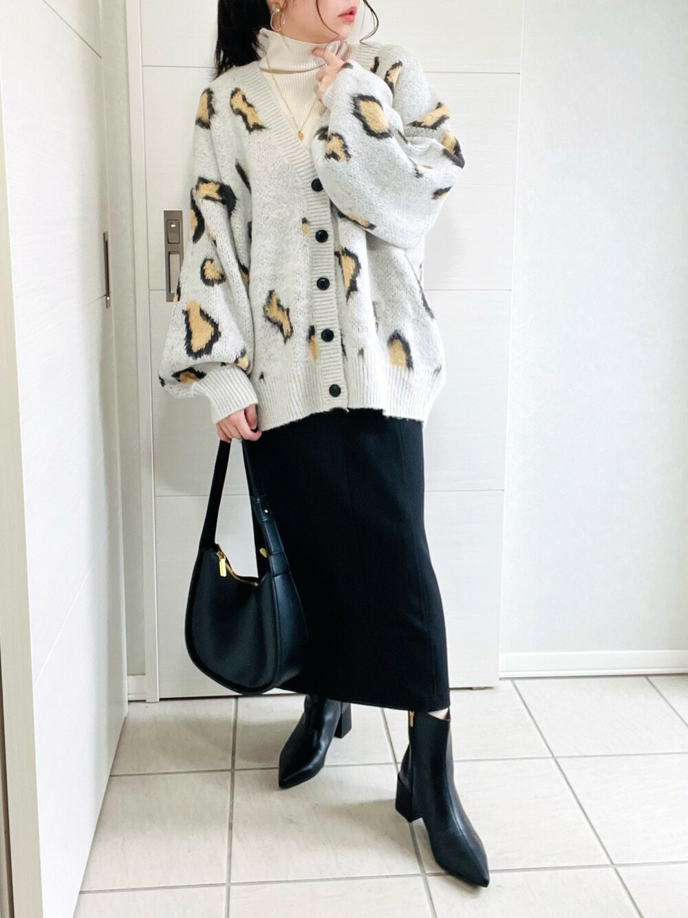 その他のカーディガン/ボレロ、ホワイト系のニット/セーター、ブラック系のスカートを着用したレディースの秋コーディネートの3枚目の写真