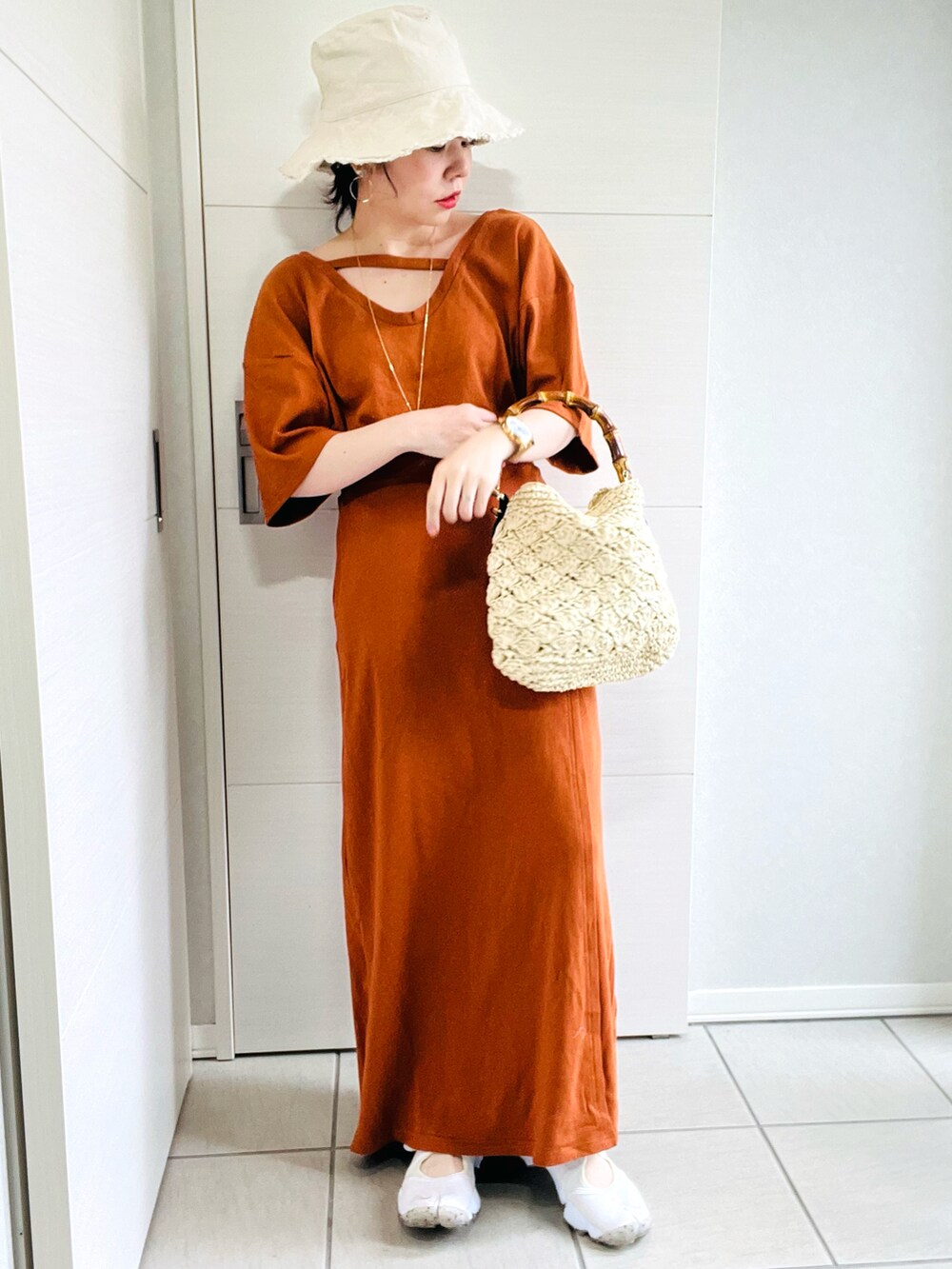 ブラウン系のTシャツ/カットソー、ブラウン系のスカート、ホワイト系のスニーカーを着用したレディースの夏コーディネートの2枚目の写真