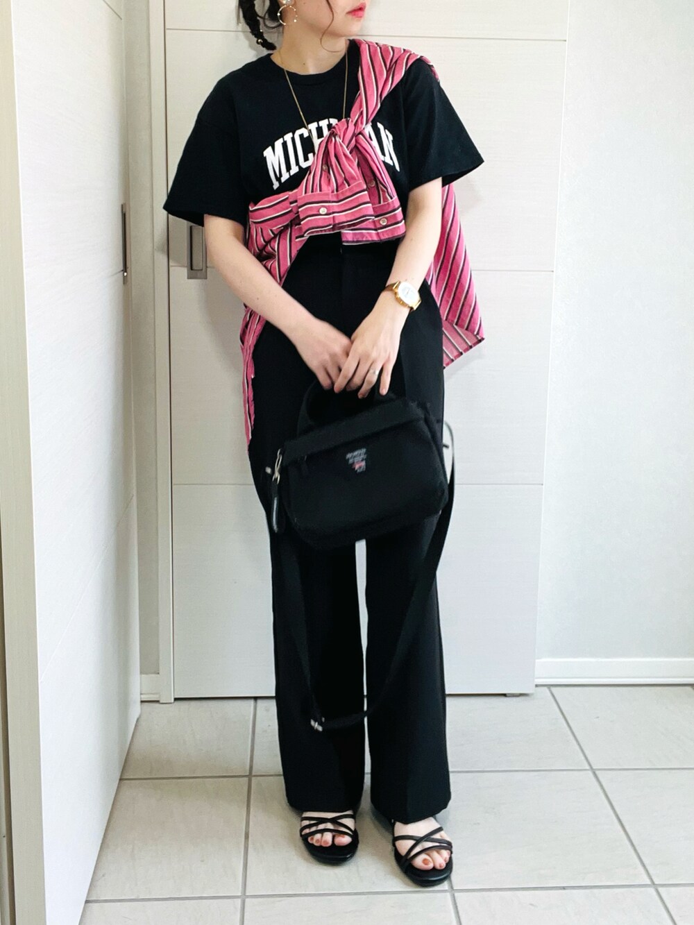 ブラック系のTシャツ/カットソー、ピンク系のシャツ/ブラウス、ブラック系のスラックスを着用したレディースの夏コーディネートの2枚目の写真