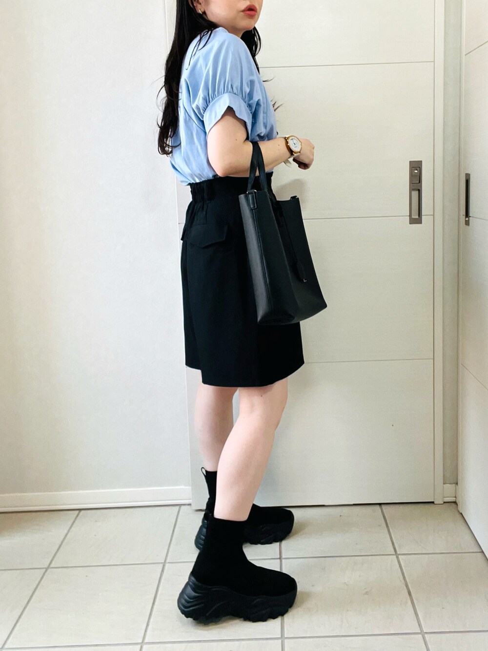 ブルー系のTシャツ/カットソー、ブラック系のその他パンツ、ブラック系のブーツを着用したレディースの夏コーディネートの5枚目の写真