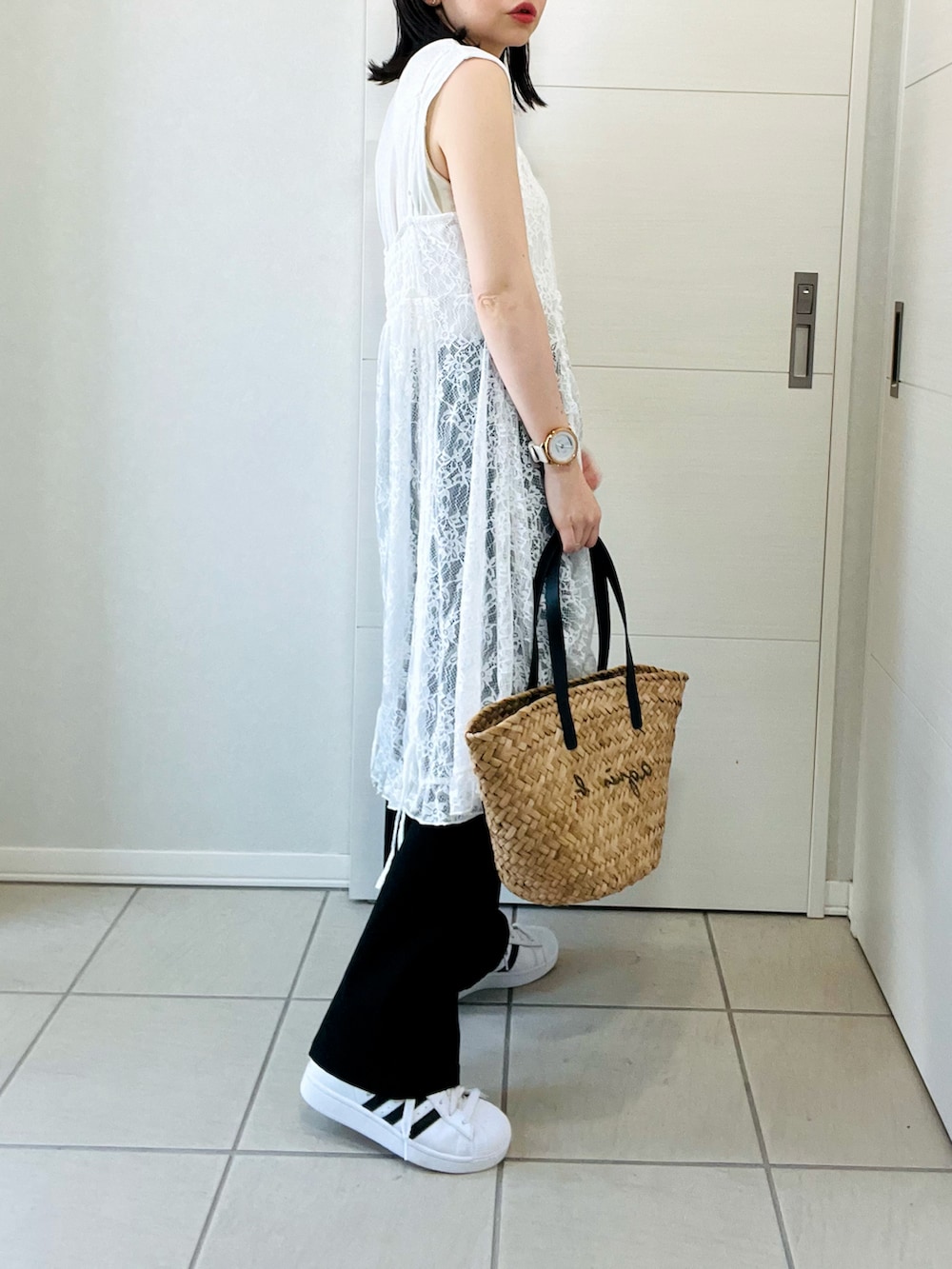 ブラック系のその他パンツ、ホワイト系のチュニック、ホワイト系のスニーカーを着用したレディースの夏コーディネートの5枚目の写真