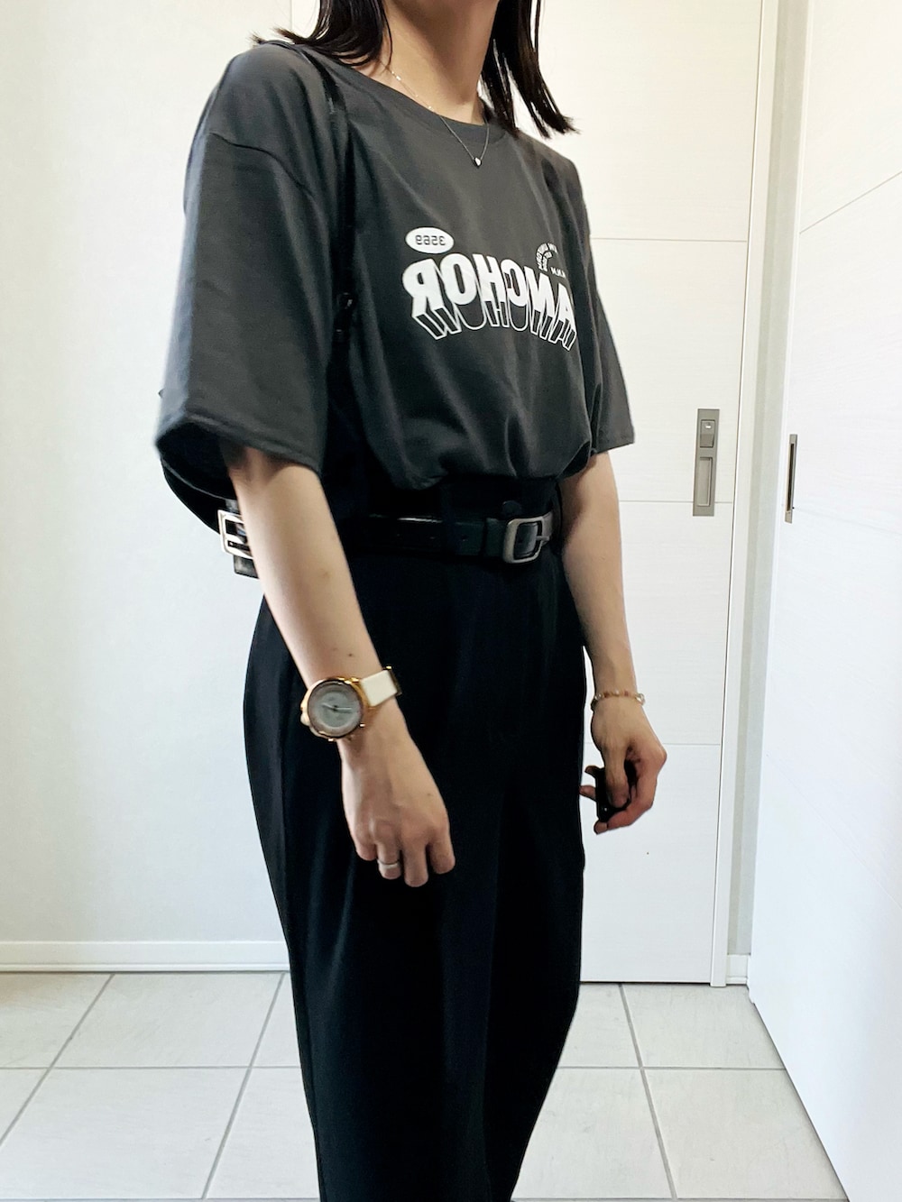 ブラック系のバレエシューズ、グレー系のTシャツ/カットソー、ブラック系のスラックスを着用したレディースの夏コーディネートの3枚目の写真