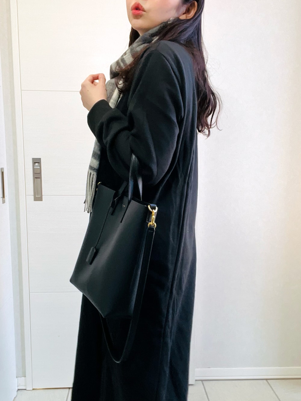 「シンプルコーデ、ゆるコーデ、チェックマフラー、カジュアルコーデ、オトナカジュアル、オトナ女子、Fizz、fizz_zozotown、fizzコーデ、フィズ、ブラック、ローファー、低身長、低身長コーデ、低身長女子」｜「Fizzの【Fizz/フィズ】　裏シャギーポケ付きハイネックワンピース（ワンピース、ブラック系）」を使った、❁⃘asa❁⃘さん（レディース・150cm）の冬コーディネートの3枚目の写真