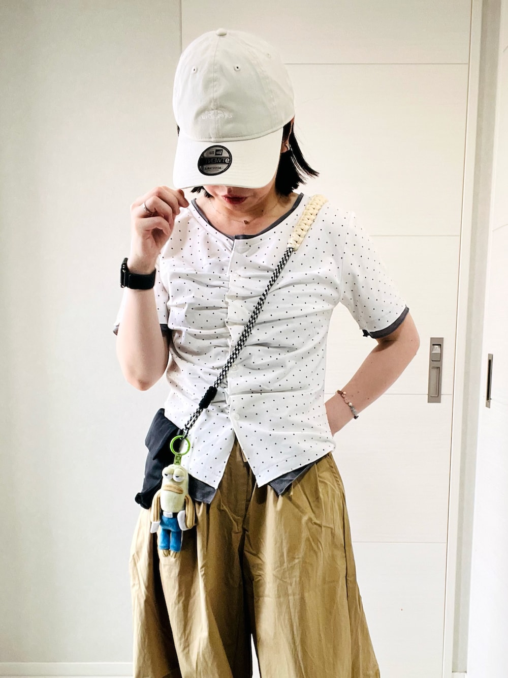 ホワイト系のTシャツ/カットソー、ベージュ系のその他パンツ、ホワイト系のスニーカーを着用したレディースの夏コーディネートの2枚目の写真