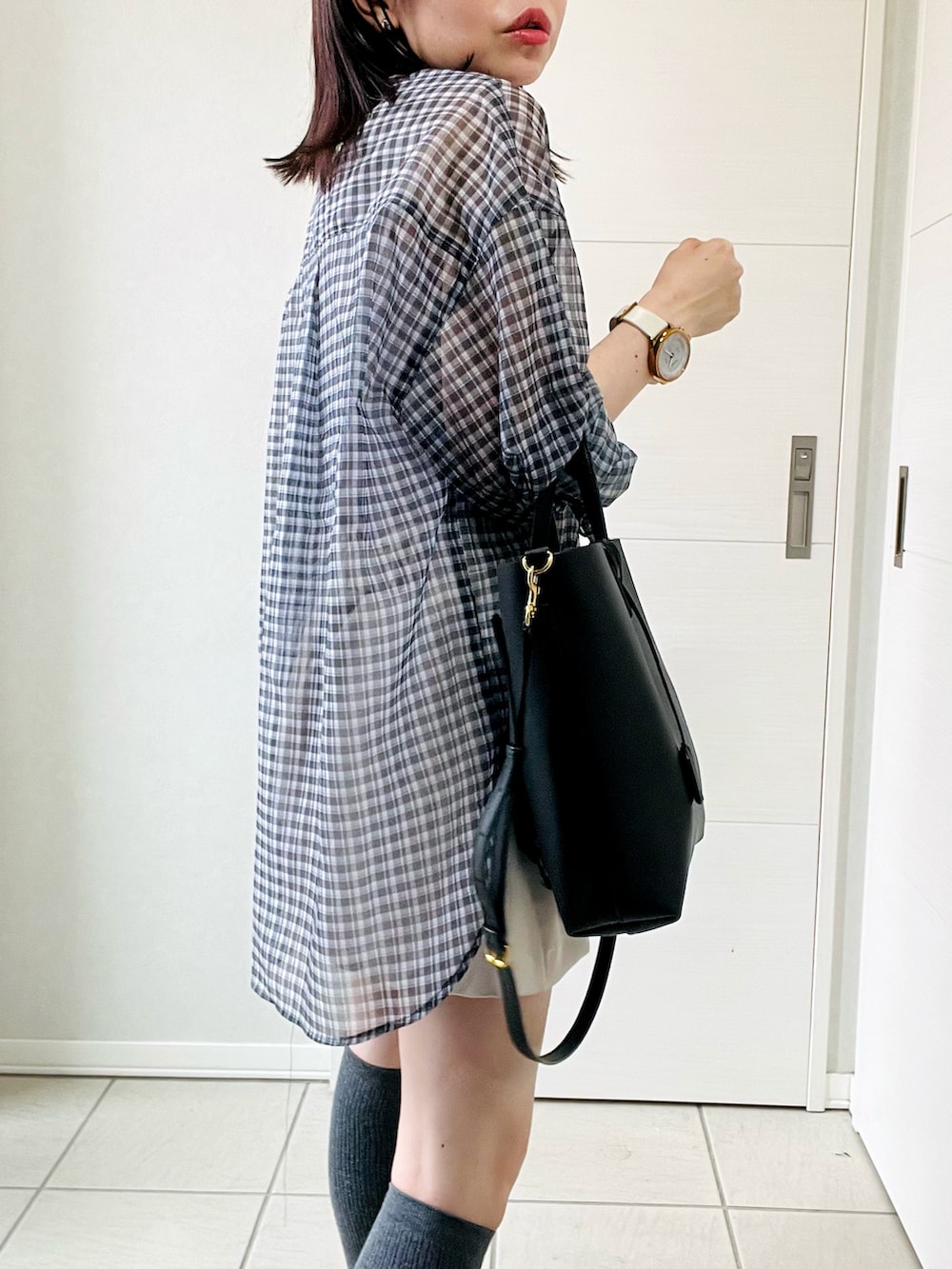 ブラック系のシャツ/ブラウス、ホワイト系のスカート、ブラック系のバレエシューズを着用したレディースの夏コーディネートの3枚目の写真