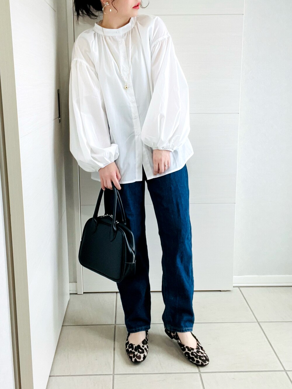 ホワイト系のシャツ/ブラウス、ブルー系のデニムパンツ、その他のバレエシューズを着用したレディースの冬コーディネートの2枚目の写真