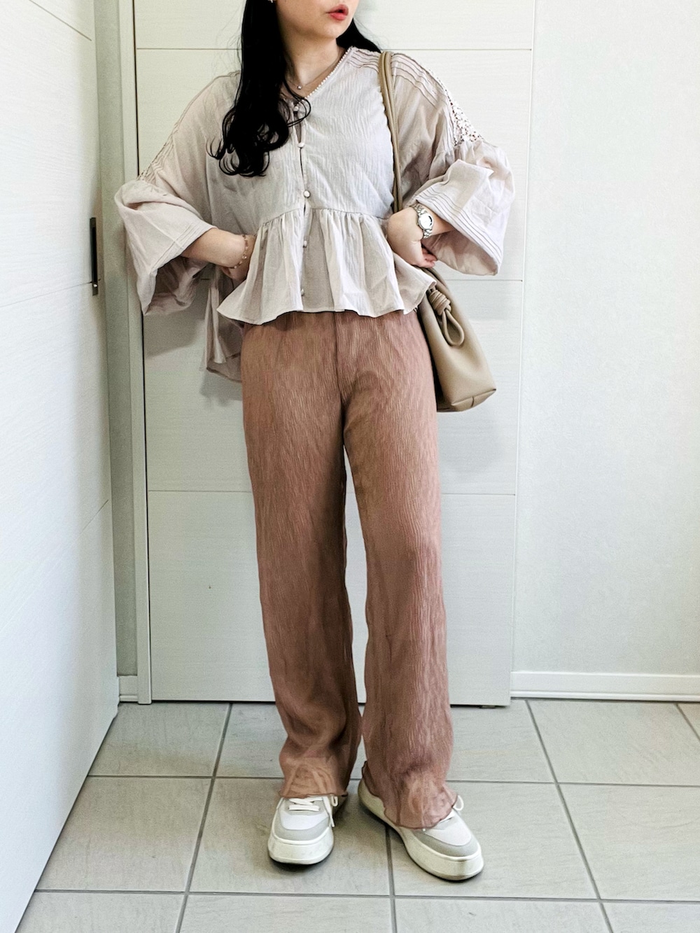 ベージュ系のシャツ/ブラウス、ピンク系のその他パンツ、ホワイト系のスニーカーを着用したレディースの春コーディネートの3枚目の写真