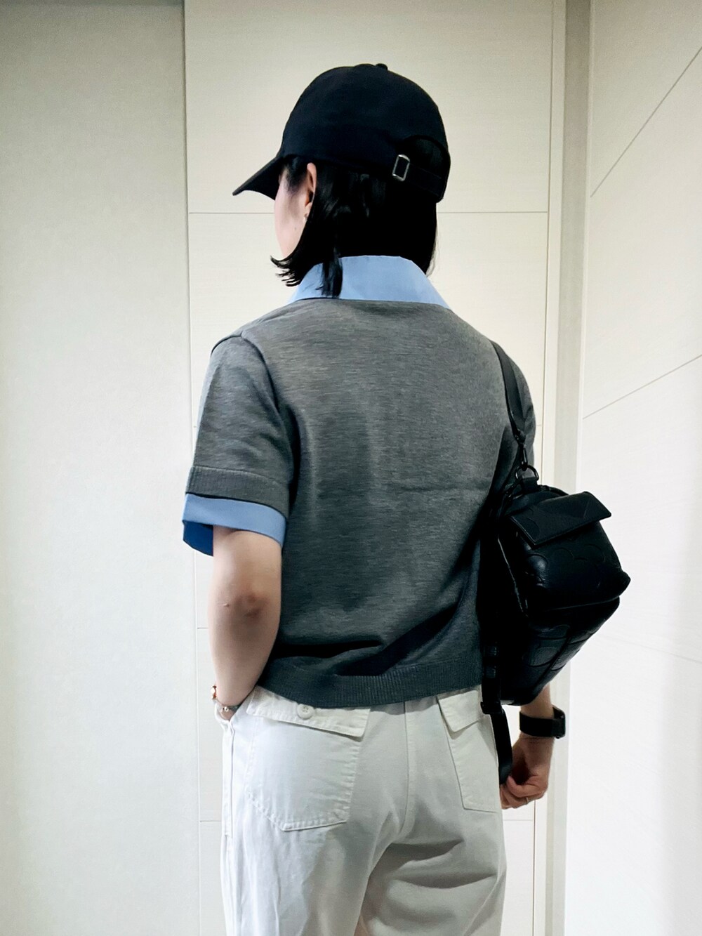 ホワイト系のその他パンツ、ブラック系のスニーカー、グレー系のカーディガン/ボレロを着用したレディースの夏コーディネートの4枚目の写真