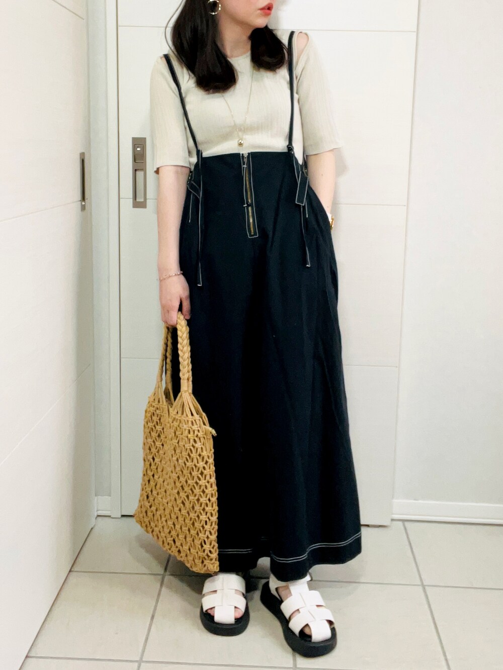 「休日コーデ、オトナ女子、ゆったりコーデ、モノトーンコーデ、オトナカジュアル、低身長、低身長コーデ、低身長女子、夏コーデ、クリスプ、Crisp、crisp_style、モノトーン、シンプルスタイル、ワークエプロン」｜「Crispのワークエプロンキャミワンピース（ワンピース、ブラック系）」を使った、❁⃘asa❁⃘さん（レディース・150cm）の夏コーディネートの3枚目の写真