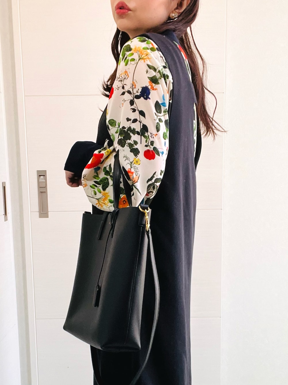 ホワイト系のシャツ/ブラウス、ブラック系のスカート、ブラック系のトートバッグを着用したレディースの秋コーディネートの3枚目の写真