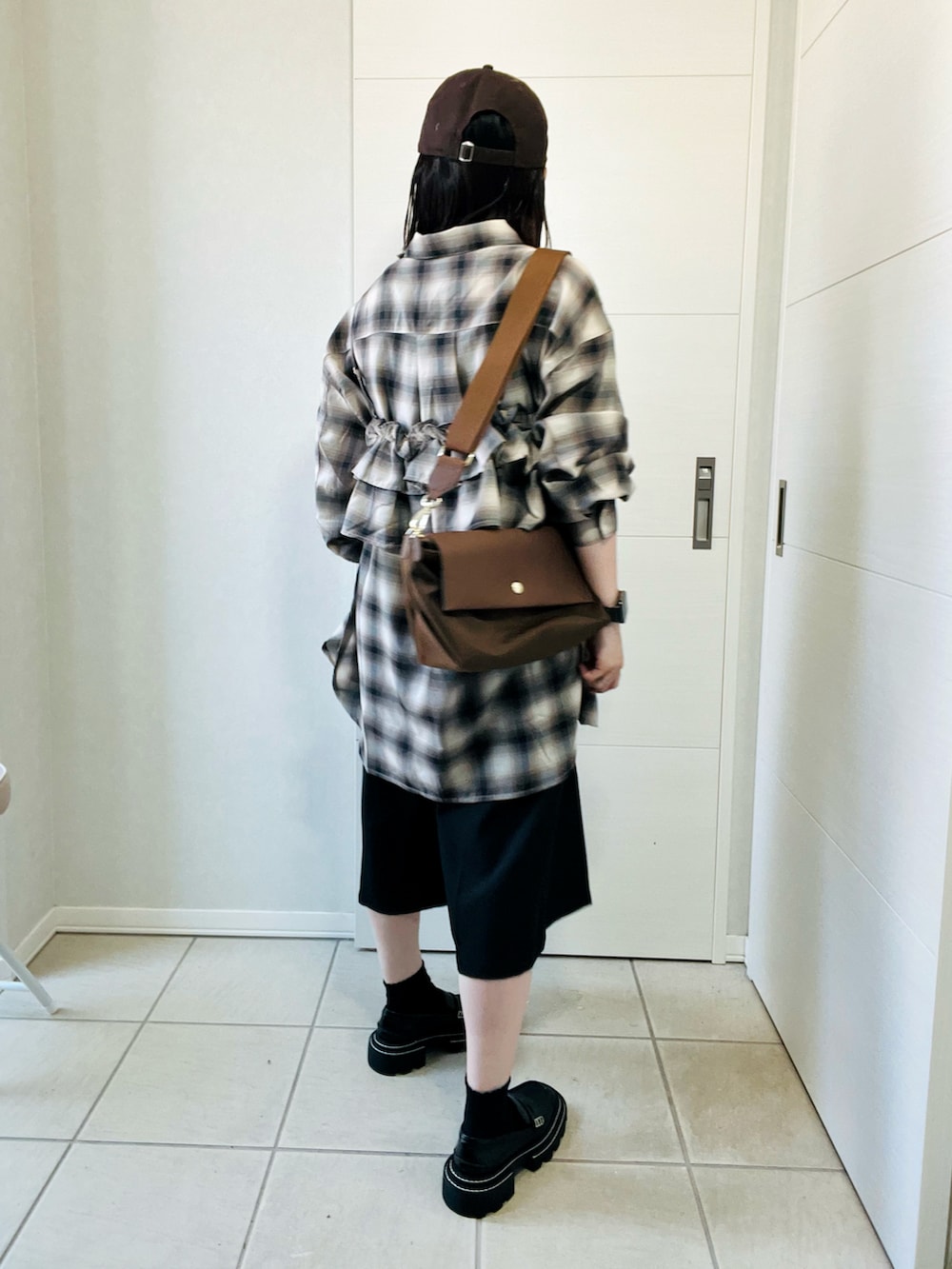 ベージュ系のシャツ/ブラウス、ベージュ系のキャミソール、ブラック系のその他パンツを着用したレディースの夏コーディネートの3枚目の写真