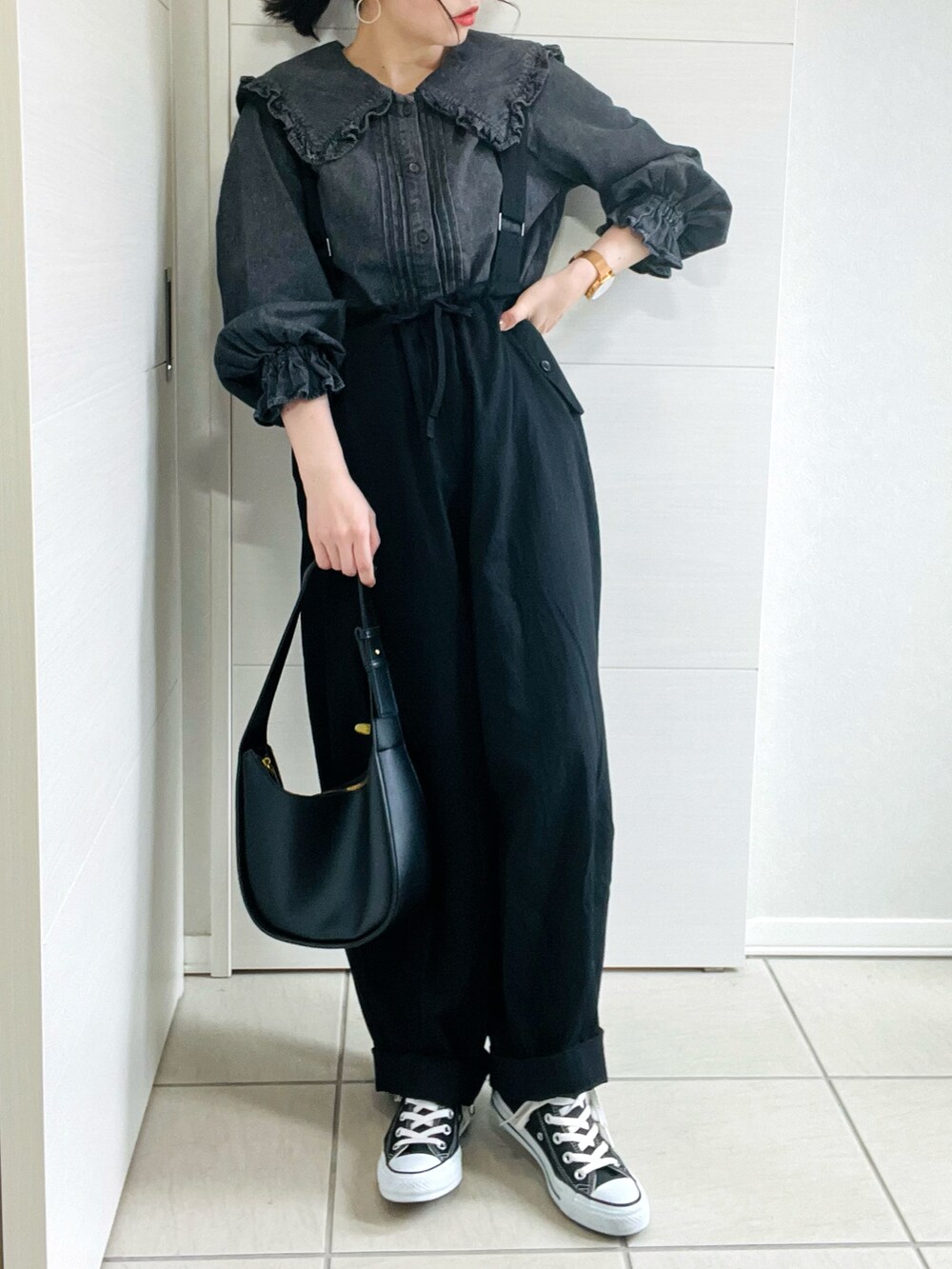 ブラック系のシャツ/ブラウス、ブラック系のチノパンツ、ブラック系のスニーカーを着用したレディースの夏コーディネートの2枚目の写真