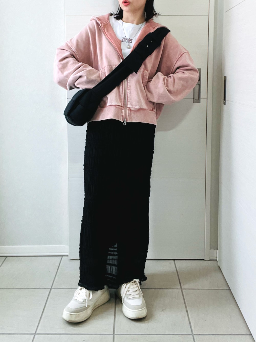 「春色、ピンク、春服、休日スタイル、パーカー、tiptop_pocket、tipコーデ、春、スカート、スニーカー、低身長、低身長コーデ、低身長女子」｜「tiptopのヴィンテージ加工ダブルジップパーカー（パーカー、ピンク系）」を使った、❁⃘asa❁⃘さん（レディース・150cm）の冬コーディネートの4枚目の写真