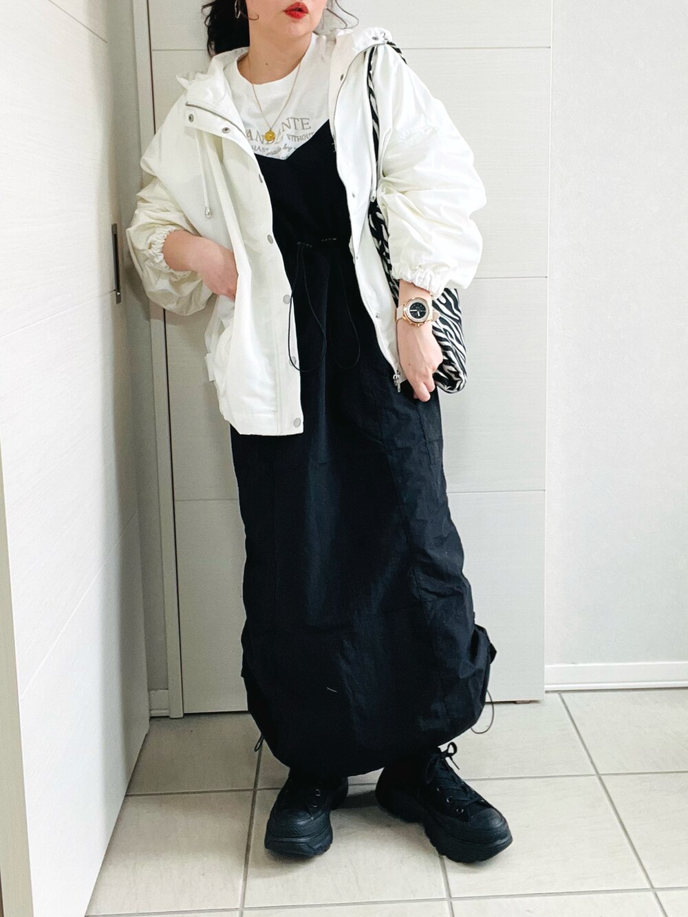 「休日スタイル、おでかけコーデ、大人かわいい、大人コーデ、モノトーン、マウンテンパーカー、キャミワンピ、tiptop、tiptop_pocket、tipコーデ、低身長コーデ、低身長、低身長女子、ボリューム袖、プチプラ」|「tiptopのビッグシルエットマウンテンパーカー(マウンテンパーカー、ホワイト系)」を使った、❁⃘asa❁⃘さん(レディース・150cm)の春コーディネートの2枚目の写真