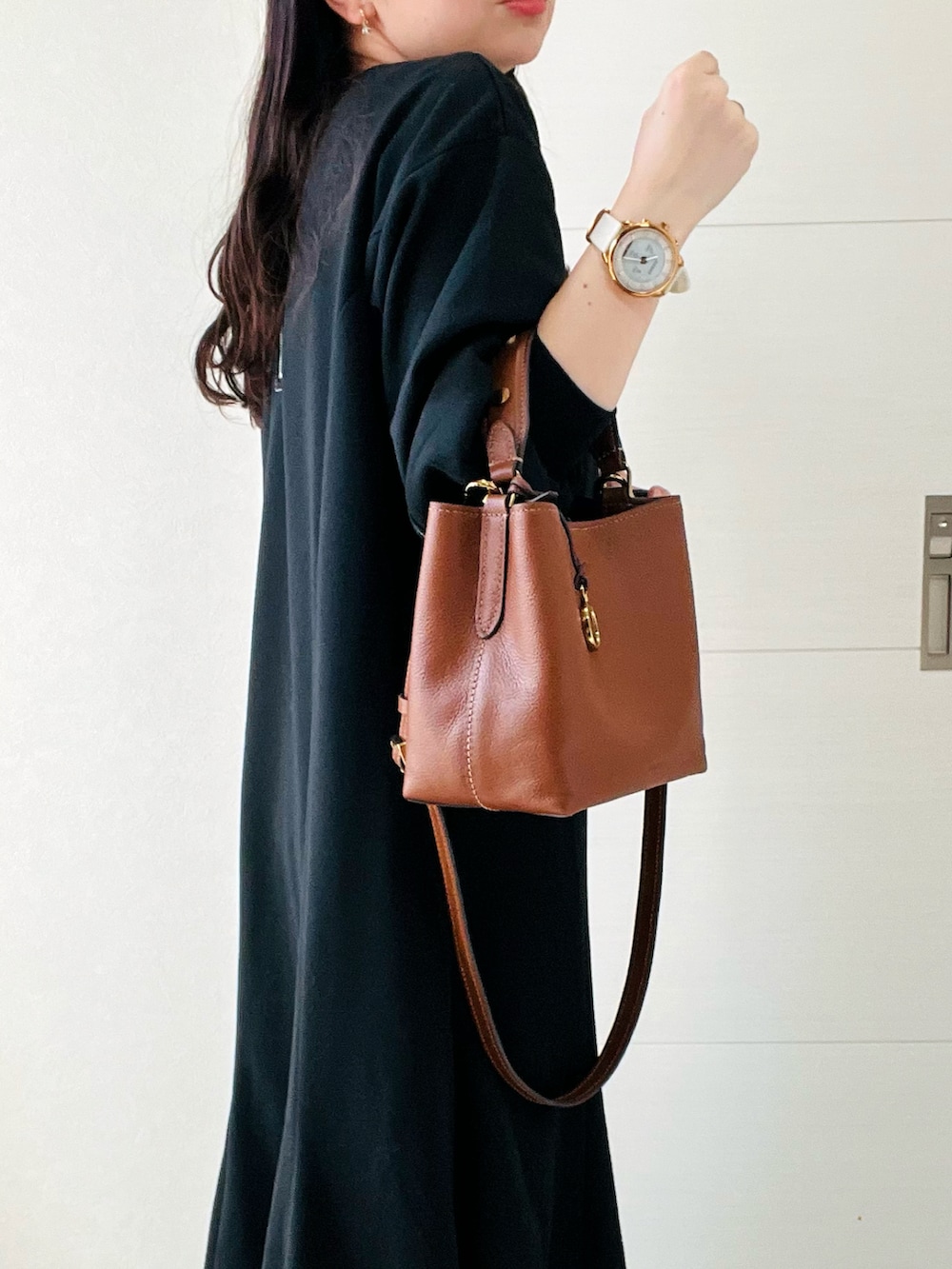 「秋っぽコーデ更新中、ワンピース、休日スタイル、秋冬コーデ、大人かわいい、シンプルコーデ、Fossil、FOSSILSTYLE、フォッシル、バケットバッグ、ブラウン、ブラックコーデ、低身長、低身長コーデ、低身長女子」｜「FOSSILのJessie Crossbody ZB11002200（ショルダーバッグ、ブラウン系）」を使った、❁⃘asa❁⃘さん（レディース・150cm）の秋コーディネートの3枚目の写真