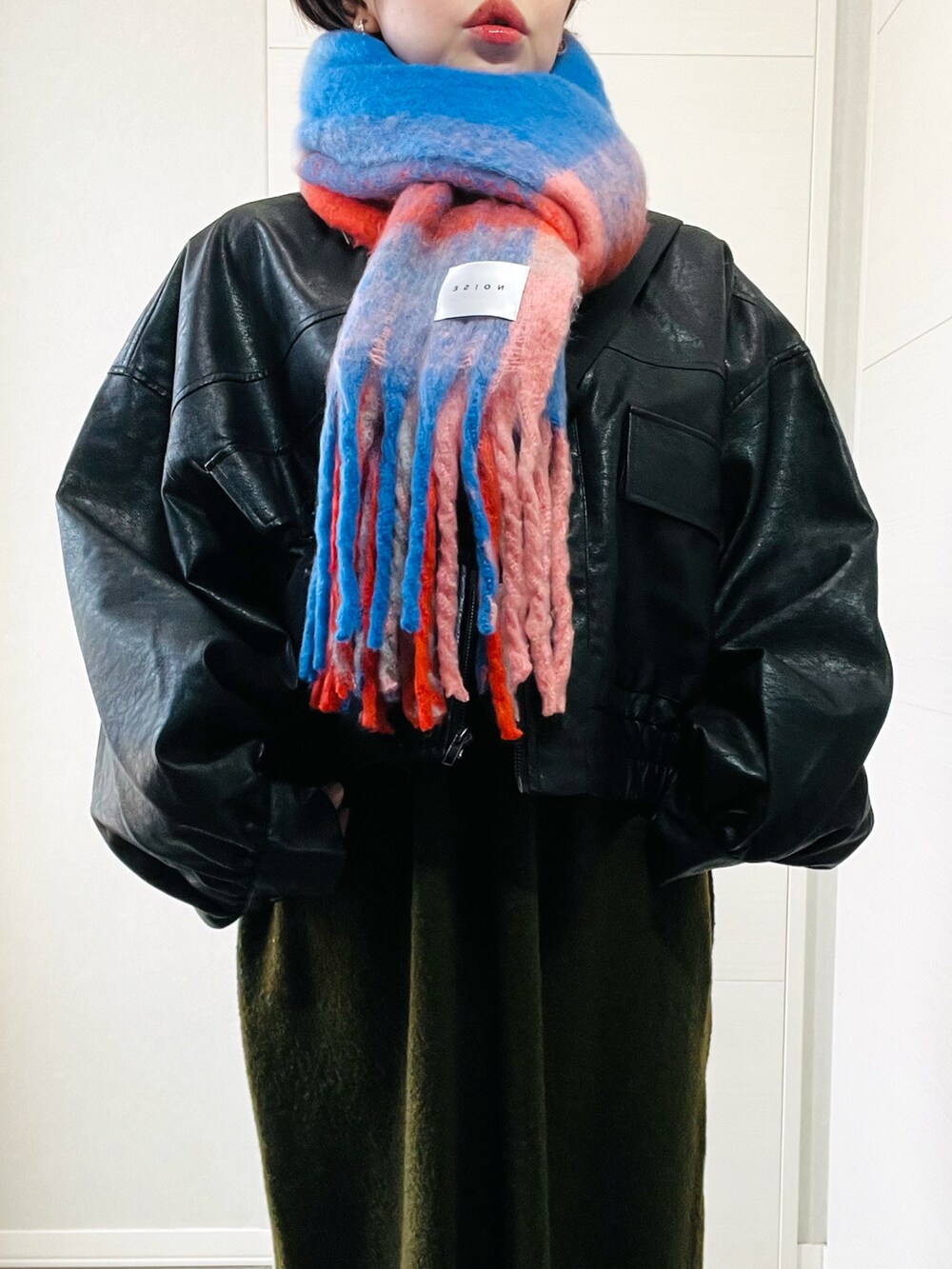 ブラック系のブルゾン、グリーン系のワンピース、ブラック系のブーツを着用したレディースの冬コーディネートの4枚目の写真