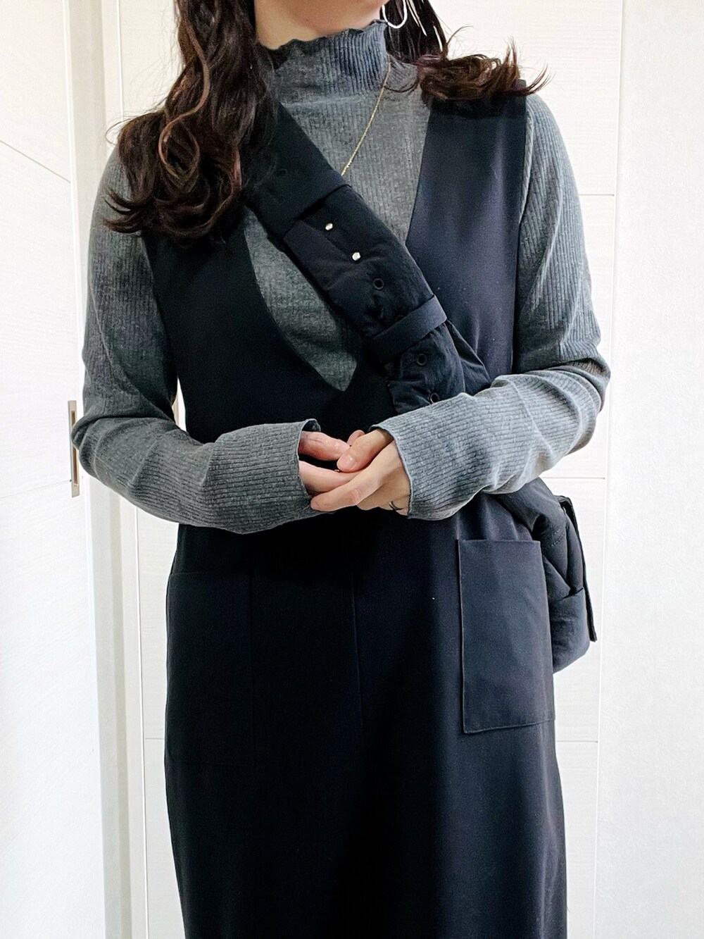 グレー系のTシャツ/カットソー、ブラック系のスカート、ホワイト系のスニーカーを着用したレディースの秋コーディネートの2枚目の写真