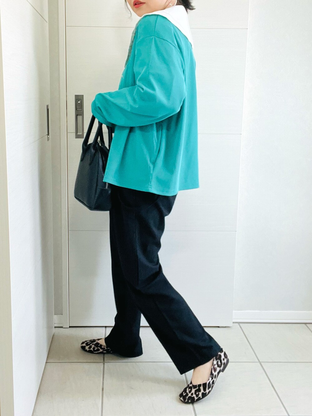 グリーン系のカーディガン/ボレロ、ホワイト系のシャツ/ブラウス、ブラック系のその他パンツを着用したレディースの春コーディネートの4枚目の写真