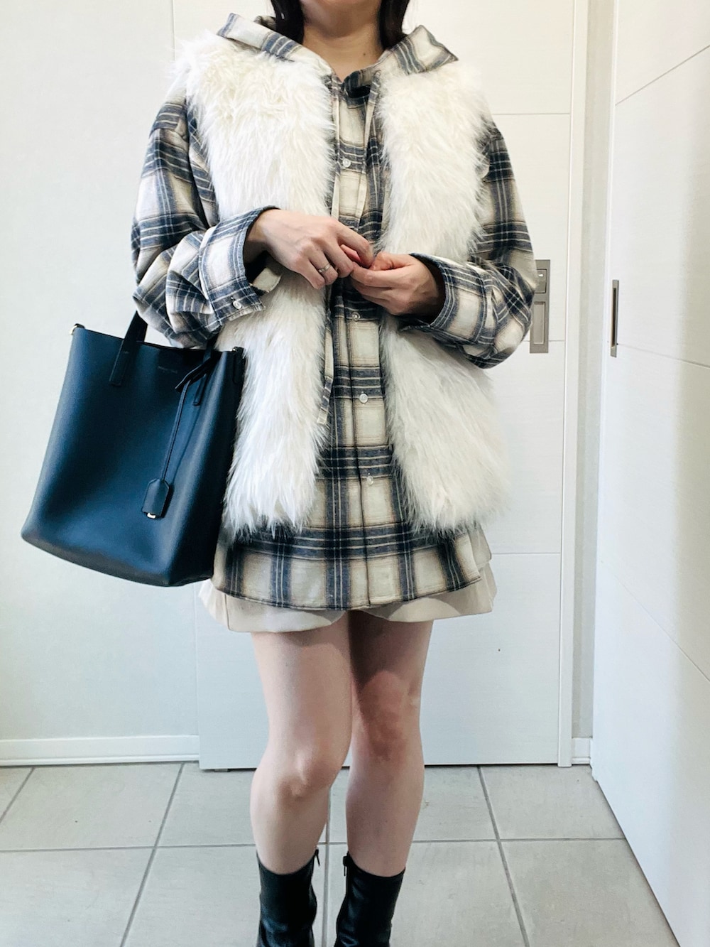 ホワイト系のシャツ/ブラウス、ホワイト系のベスト、ホワイト系のスカートを着用したレディースの秋コーディネートの2枚目の写真